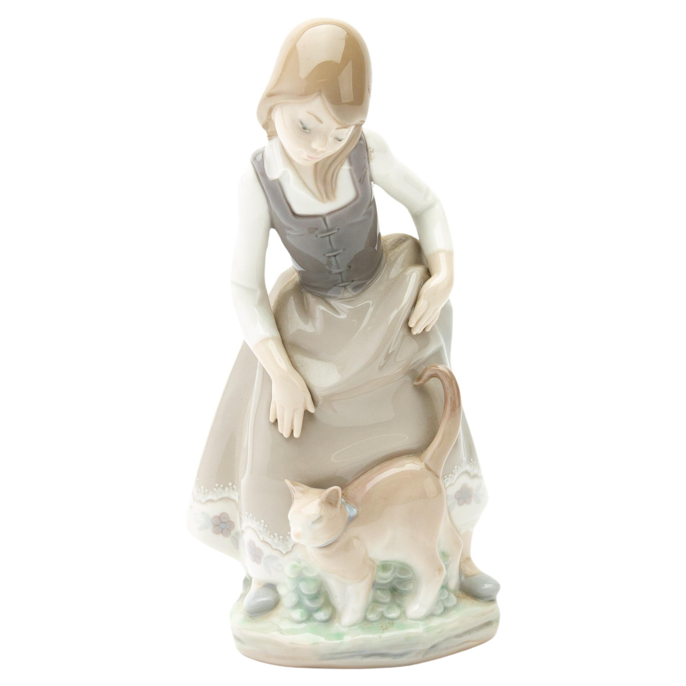 Lladro Fine Porcelain "Little Girl with Cat" #1187 Figurine For Sale
