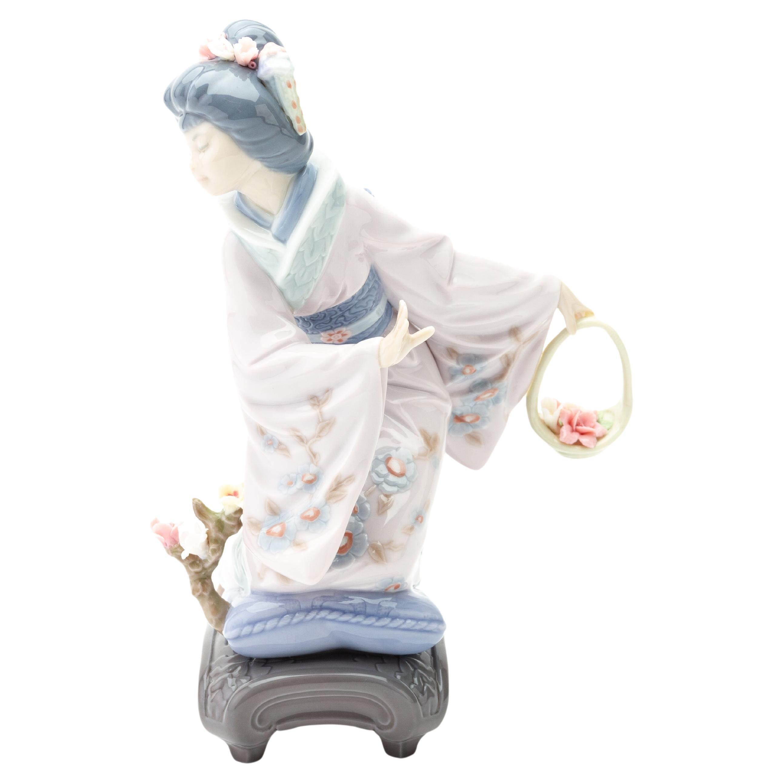 Lladro Fine Porcelain "Michiko" Geisha with Flower Basket #1447 Figurine For Sale