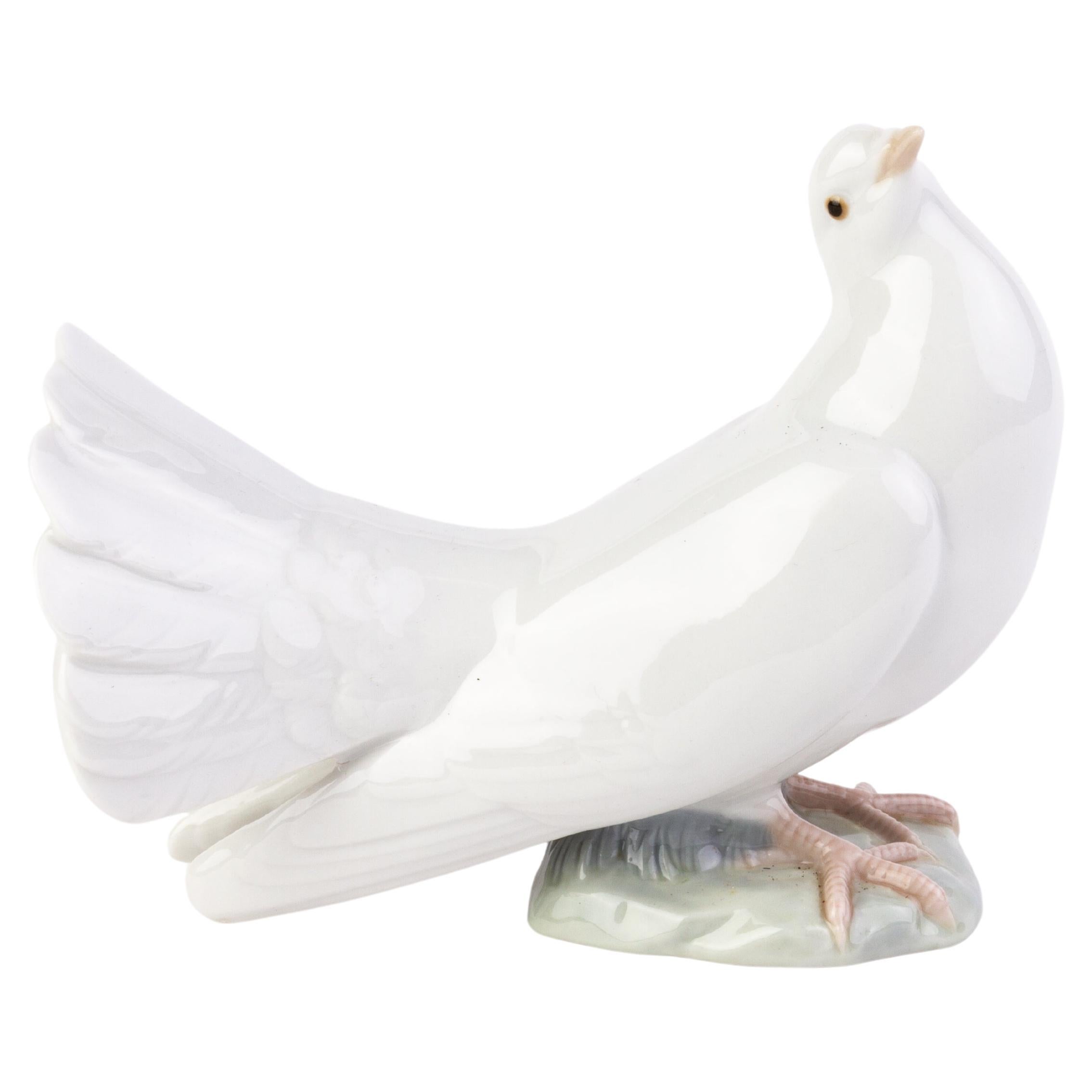 Lladro Fine Porcelain Sculpture Figure "Dove" 1015 For Sale