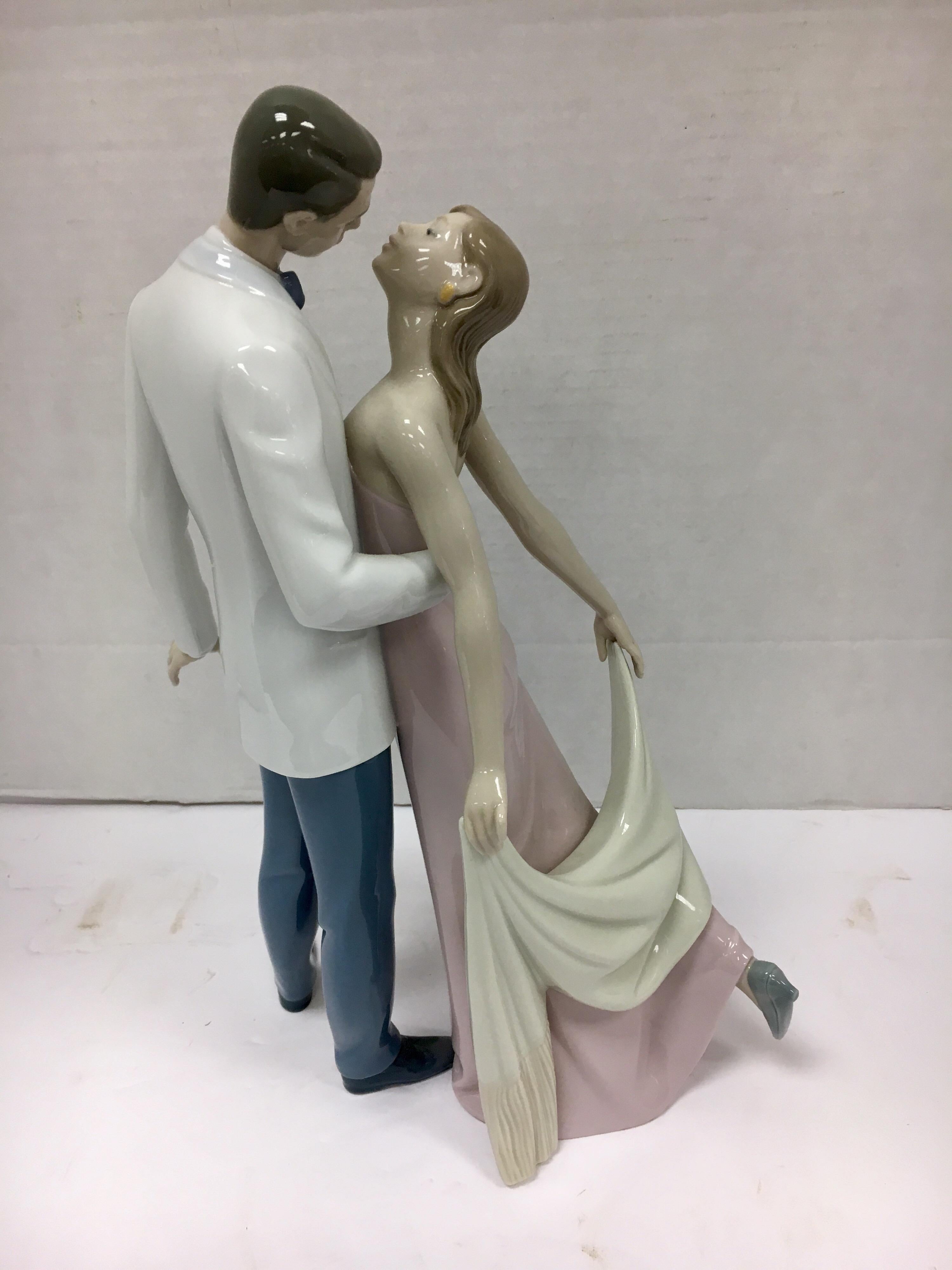 Lladro Happy Anniversary Handmade Porcelain Figurine #6475 In Good Condition In West Hartford, CT