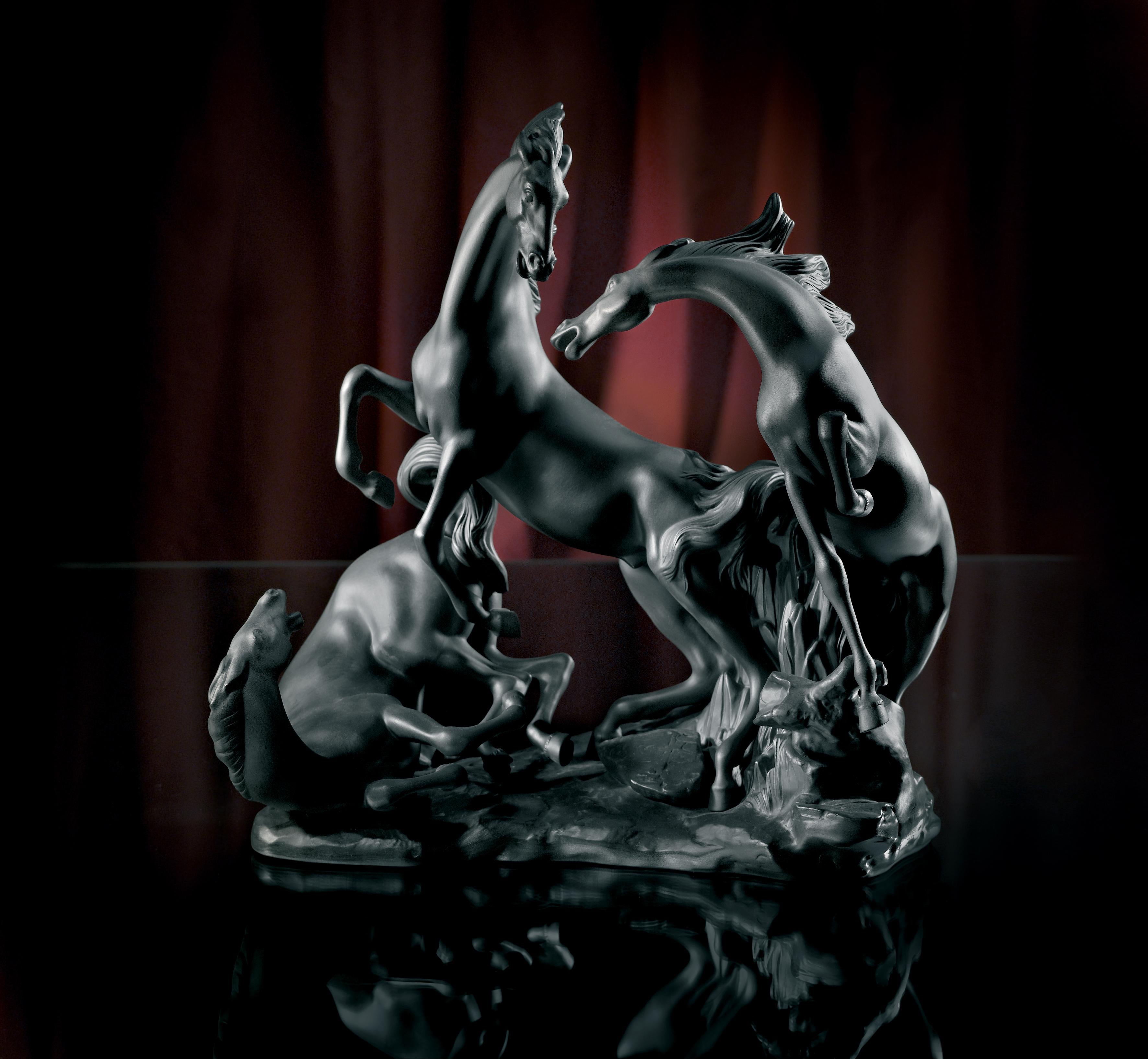 Sculpture de trois chevaux en porcelaine d'un noir profond, secoués et remués ensemble.
       