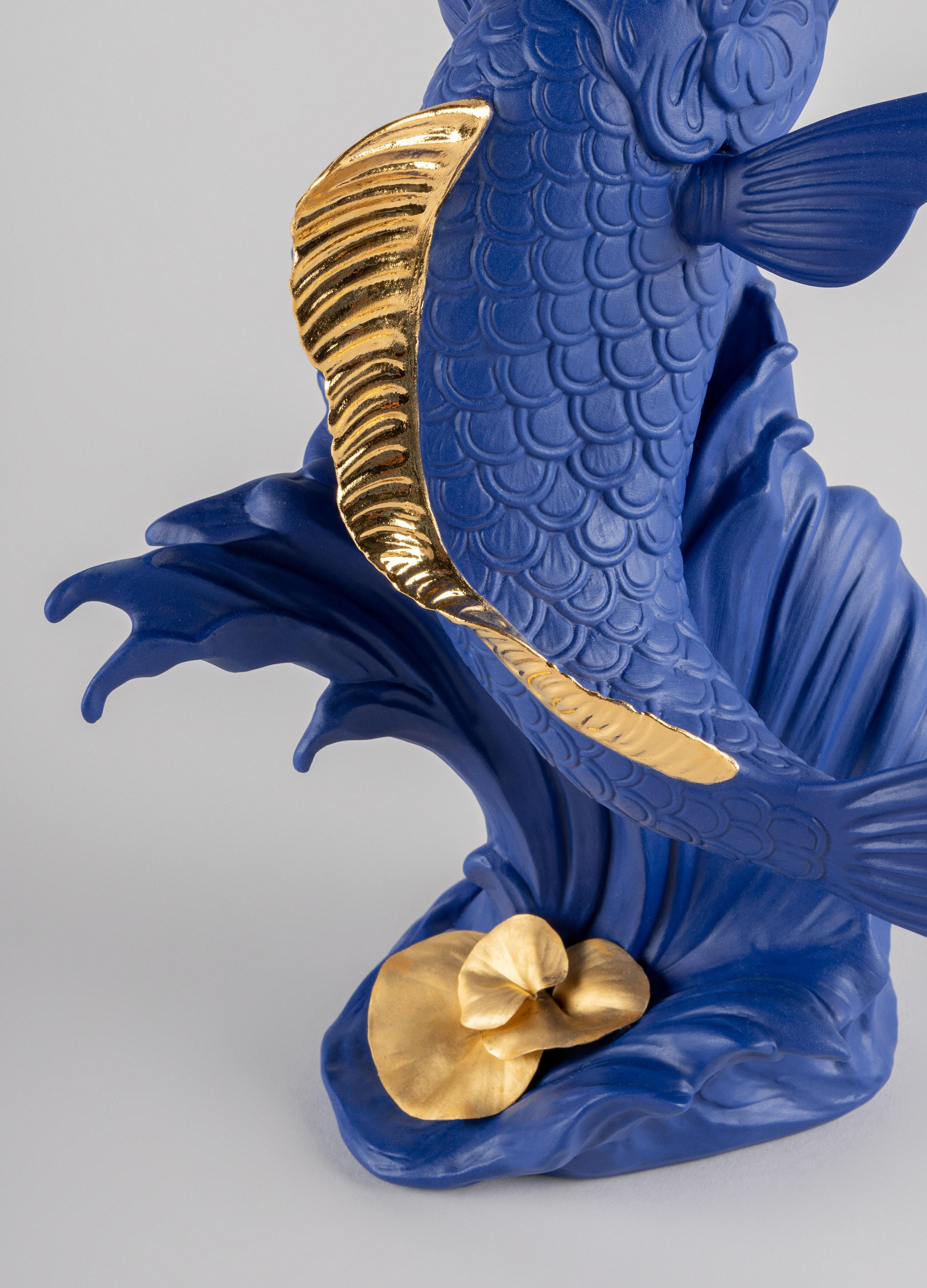 Fait main Sculpture Koi de Lladr, bleu-or, édition limitée en vente