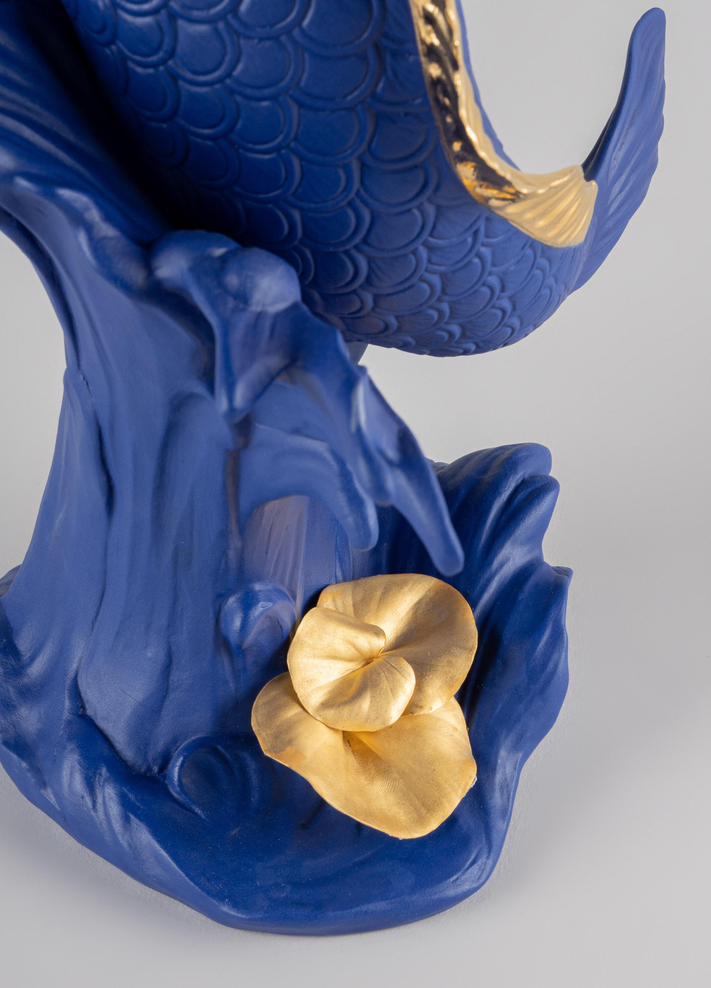 XXIe siècle et contemporain Sculpture Koi de Lladr, bleu-or, édition limitée en vente
