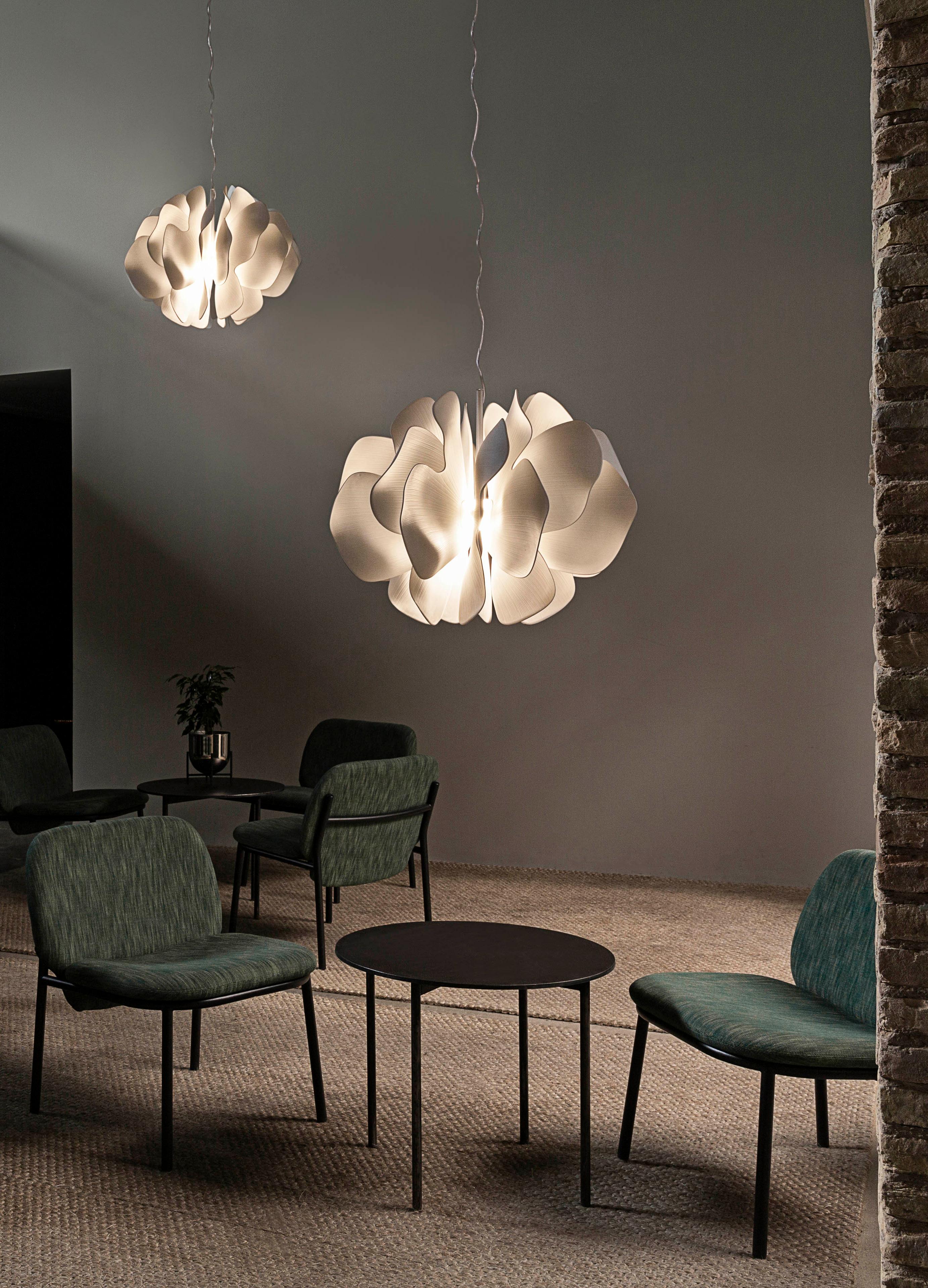 Porcelain hanging lamp with a spectacular design inspired by the petals of a flower delicately swaying in the breeze. This work is part of the lighting collection created by Marcel Wanders in partnership with Lladró. A novel, contemporary design
