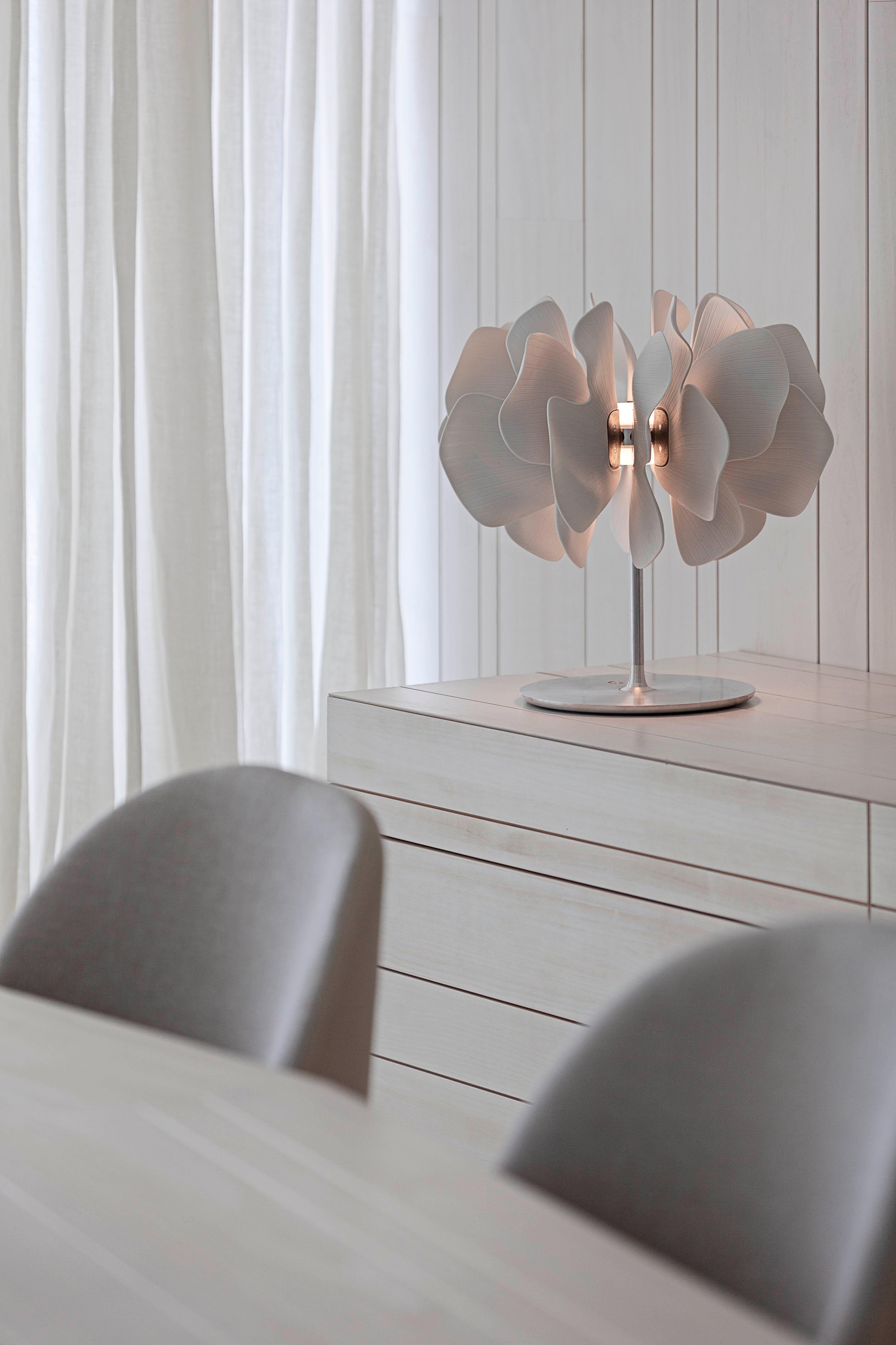 Porcelain table lamp with a spectacular design inspired by the petals of a flower delicately swaying in the breeze. This work is part of the lighting collection created by Marcel Wanders in partnership with Lladró. A novel, contemporary design that