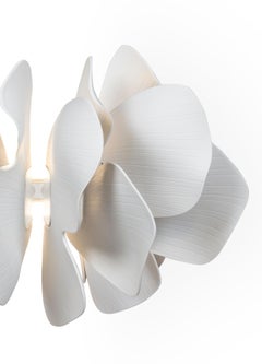 Lampada da parete Lladró Nightbloom in bianco di Marcel Wanders