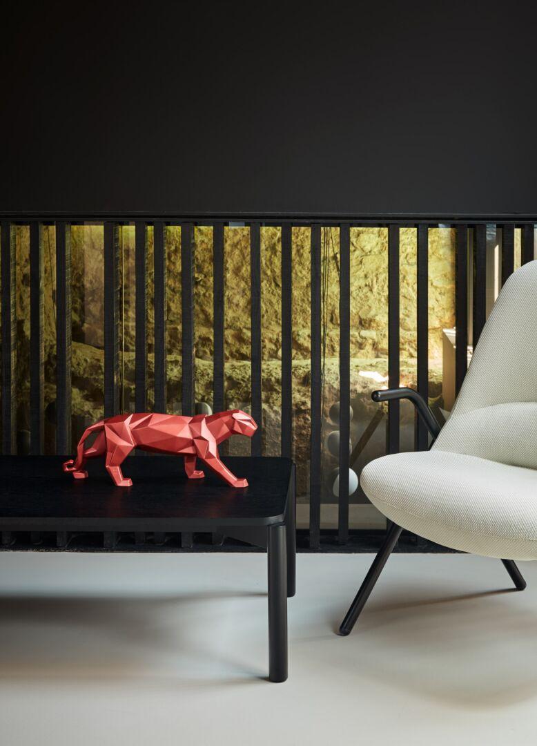 Pantera della collezione Origami in rosso metallizzato. L'Origami cresce con questa versione rosso metallizzato della sua sorprendente pantera. Il trattamento geometrico, con cui questa collezione interpreta il regno animale, conferisce ai pezzi