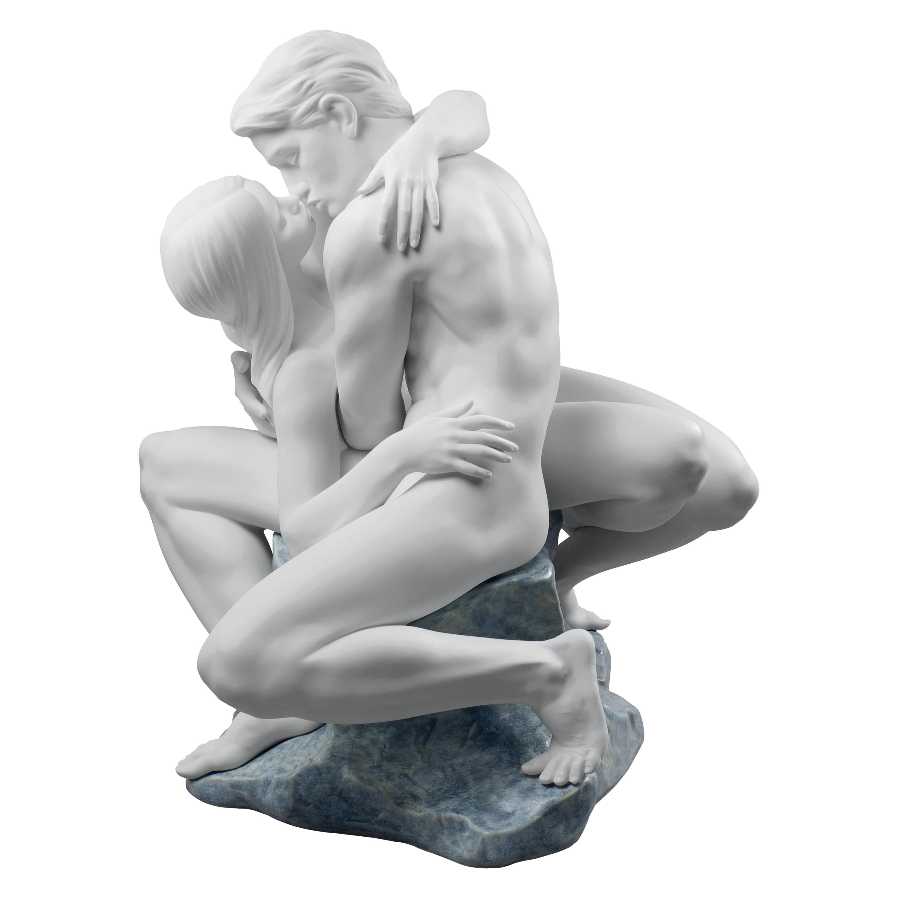 Sculpture Lladró de couple de baisers passionnés en blanc par José Luis Santes