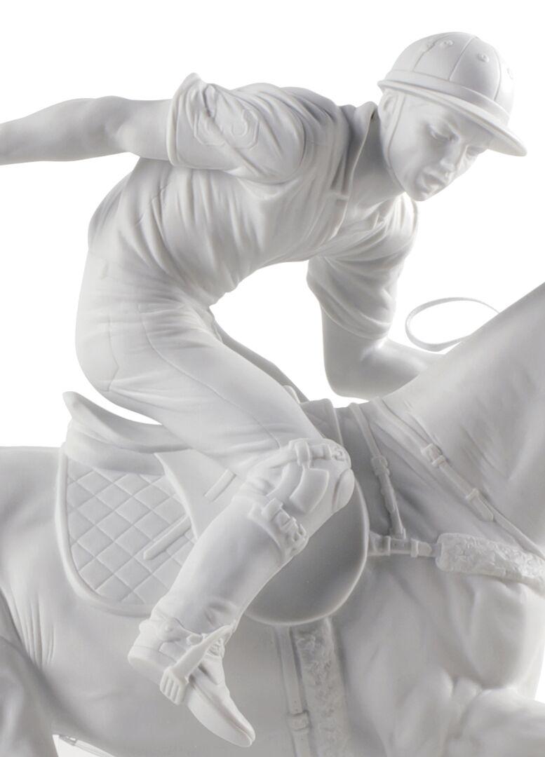 Weiße, matte Porzellanfigur eines Polospielers aus einer limitierten Serie mit Methacrylatstütze, die am Sockel befestigt ist. Polo Player ist ein energiegeladenes Stück, in dem wir das Pferd buchstäblich in der Luft schweben sehen, während der