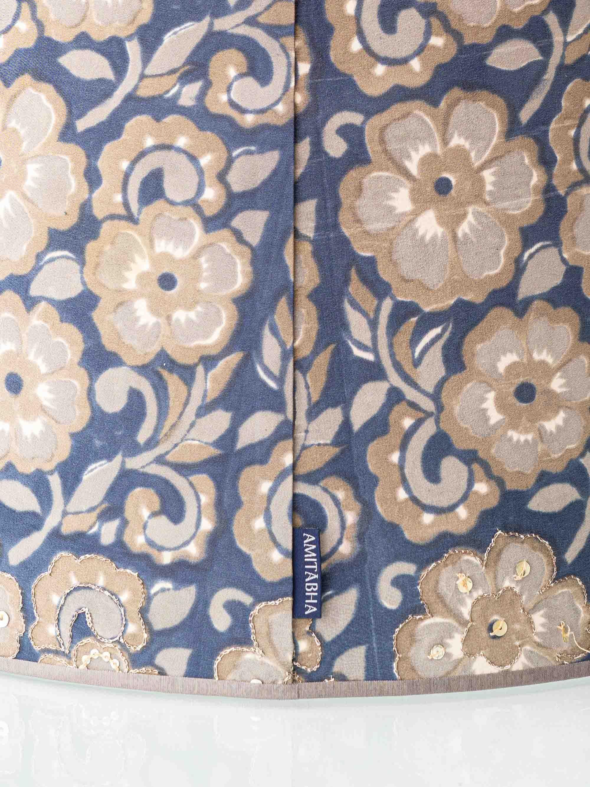 Lladró Tischlampe aus blauem und weißem Porzellan mit neuem Lampenschirm aus Seidenblumen im Angebot 4