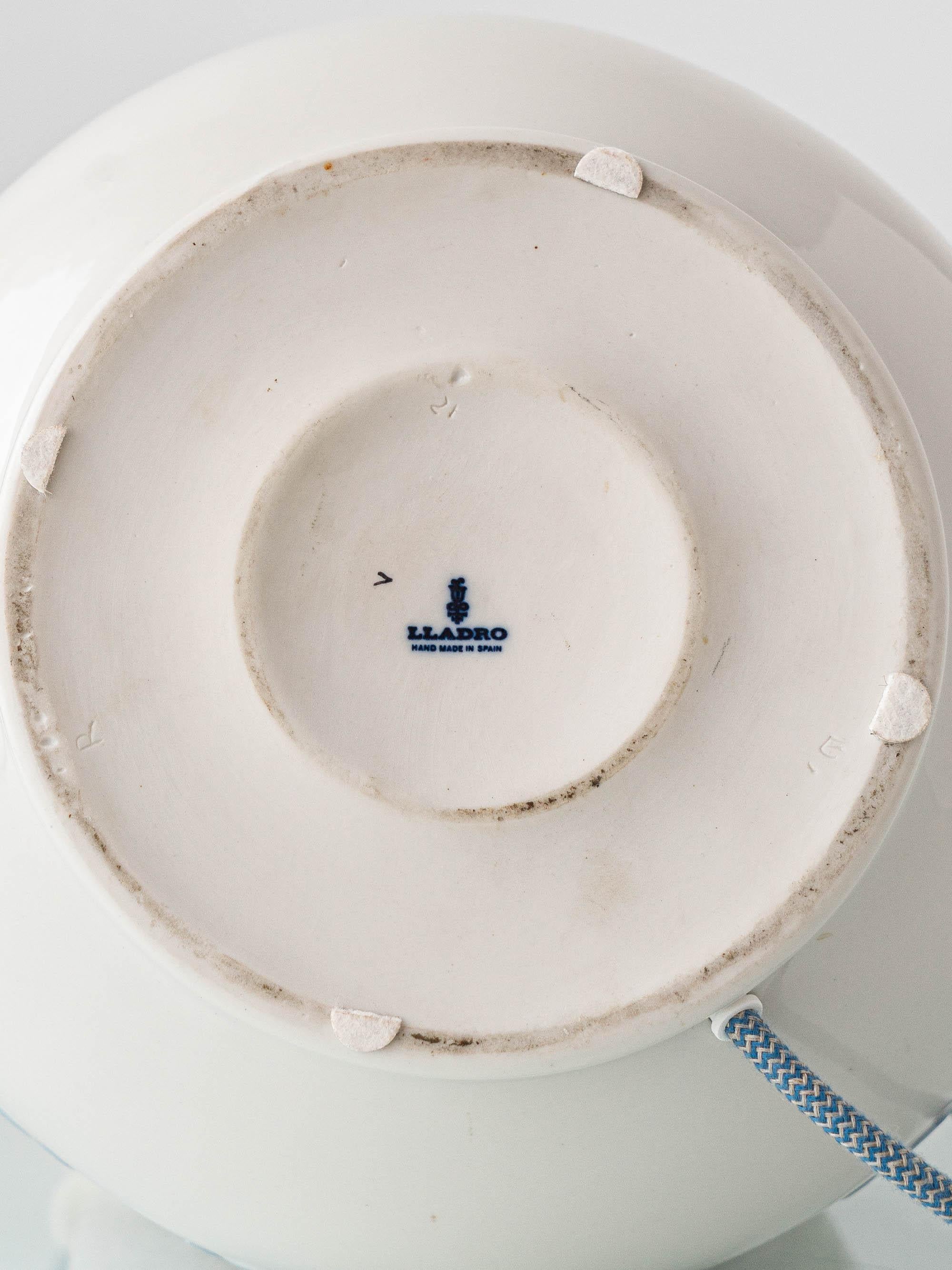 Lladró Tischlampe aus blauem und weißem Porzellan mit neuem Lampenschirm aus Seidenblumen (Glasiert) im Angebot