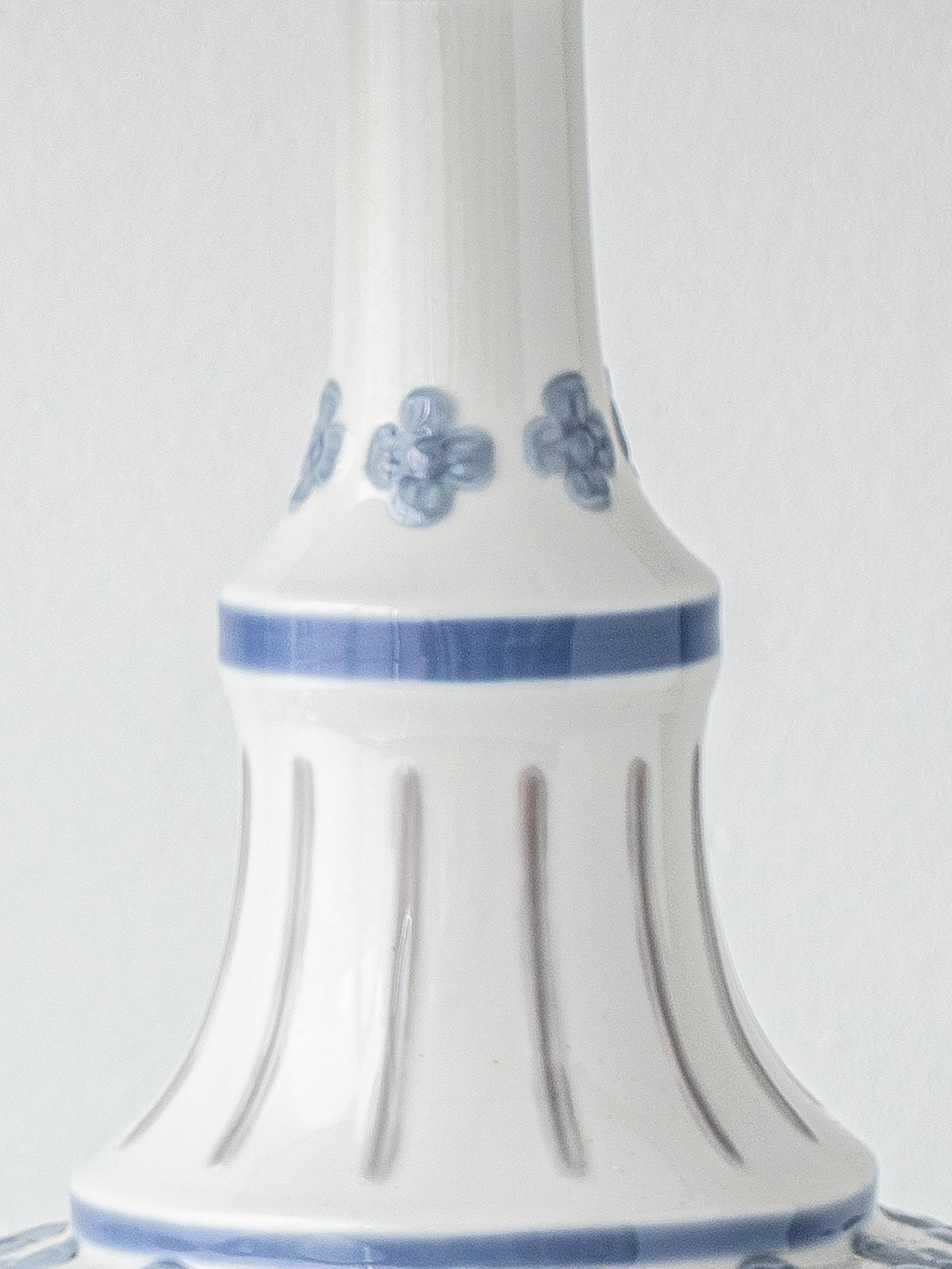 Lladró Tischlampe aus blauem und weißem Porzellan mit neuem Lampenschirm aus Seidenblumen (20. Jahrhundert) im Angebot