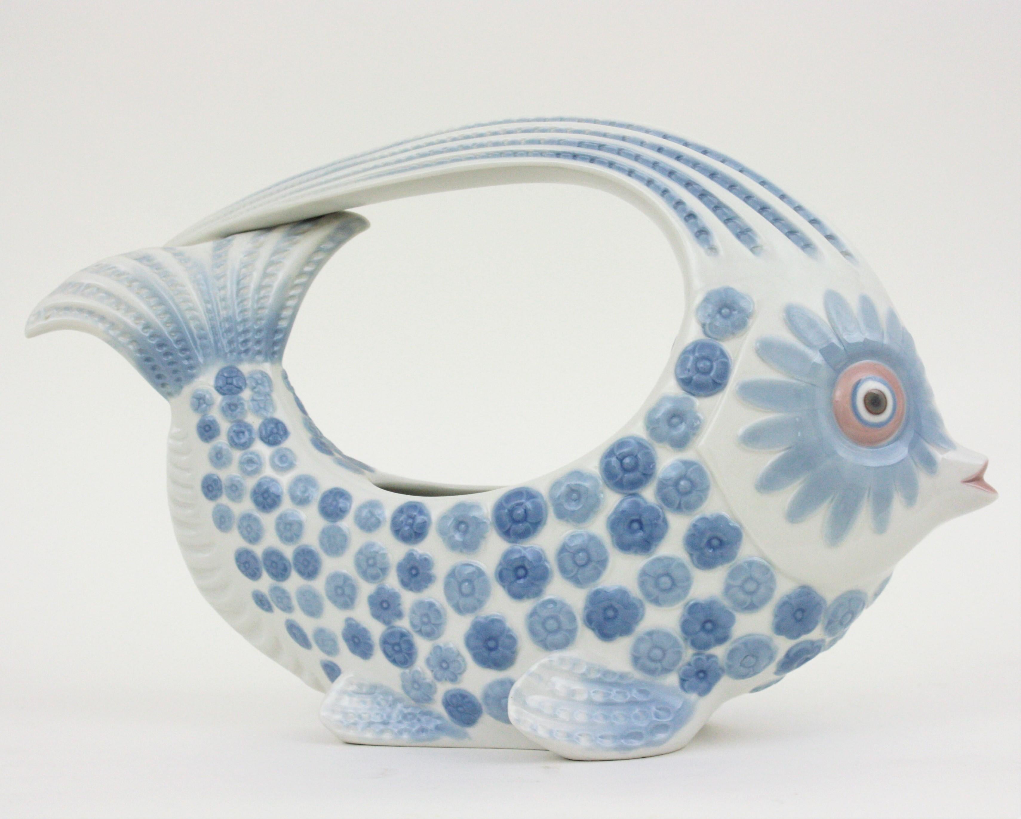 Magnifique vase ou centre de table en porcelaine colorée représentant un poisson, conçu par Vicente Martinez et fabriqué par Lladró.
Il peut également être utilisé comme bac à plantes.
Le design et les tons bleus rendent ce centre de table très