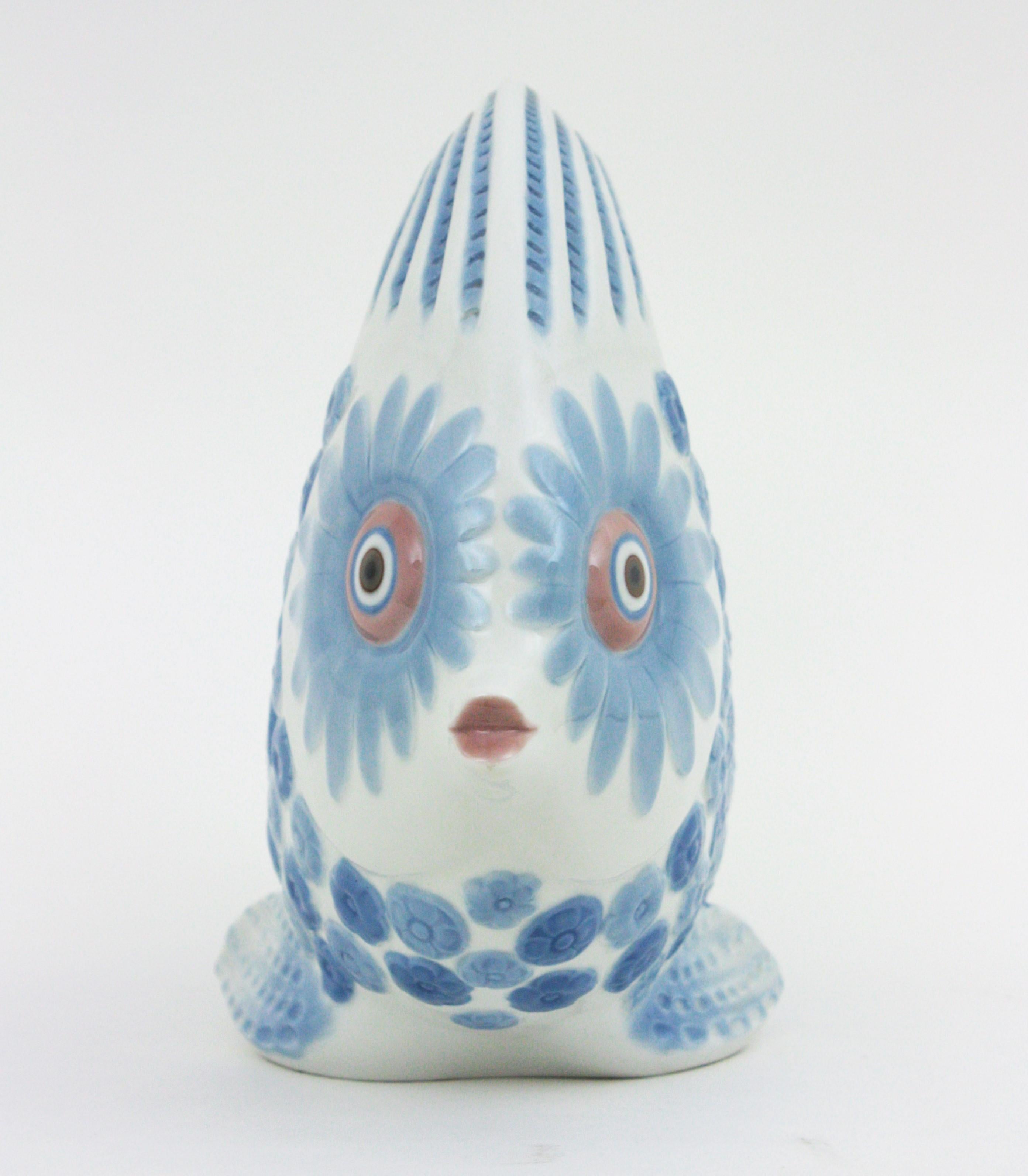 Stampato Vaso portaoggetti in porcellana Lladró con pesce bianco e blu, Spagna, anni '70 in vendita