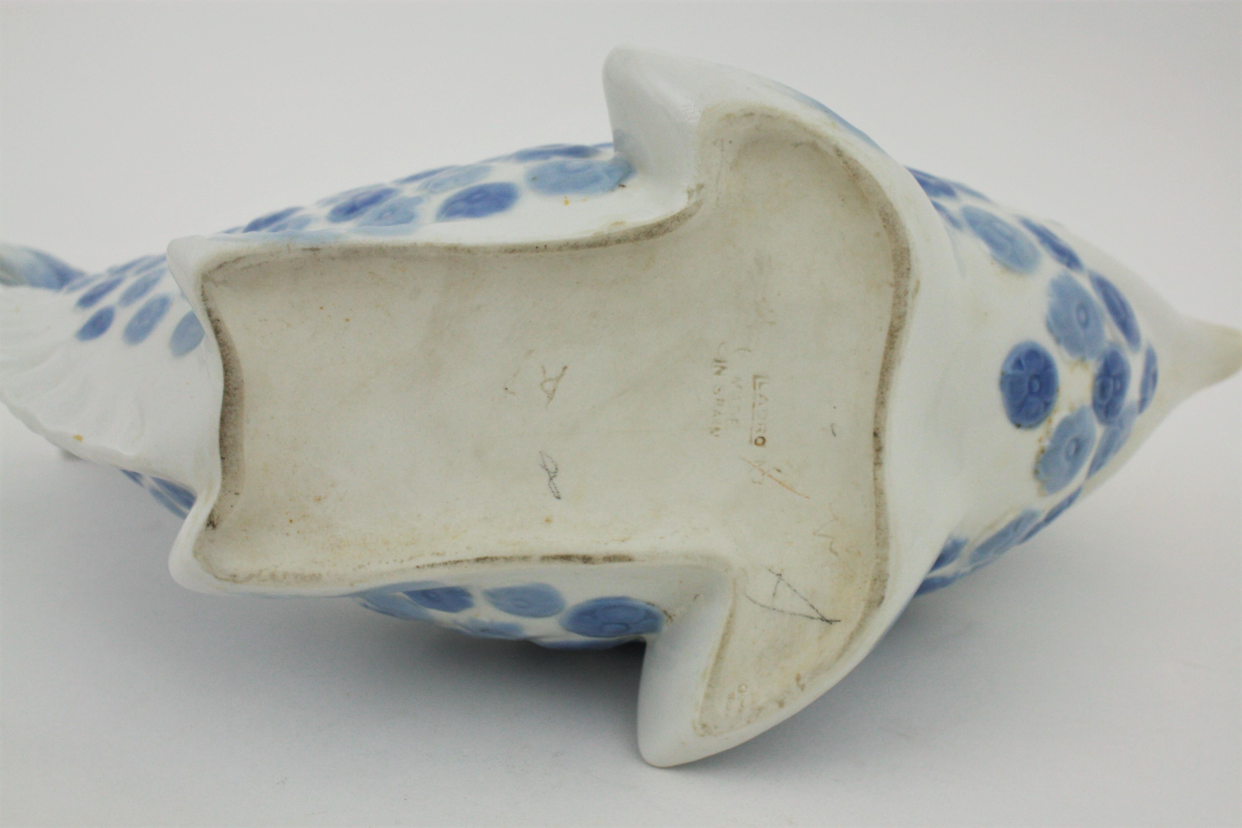 Centre de table ou jardinière en porcelaine Lladro:: figure de poisson bleu blanc:: Espagne:: 1970 en vente 2