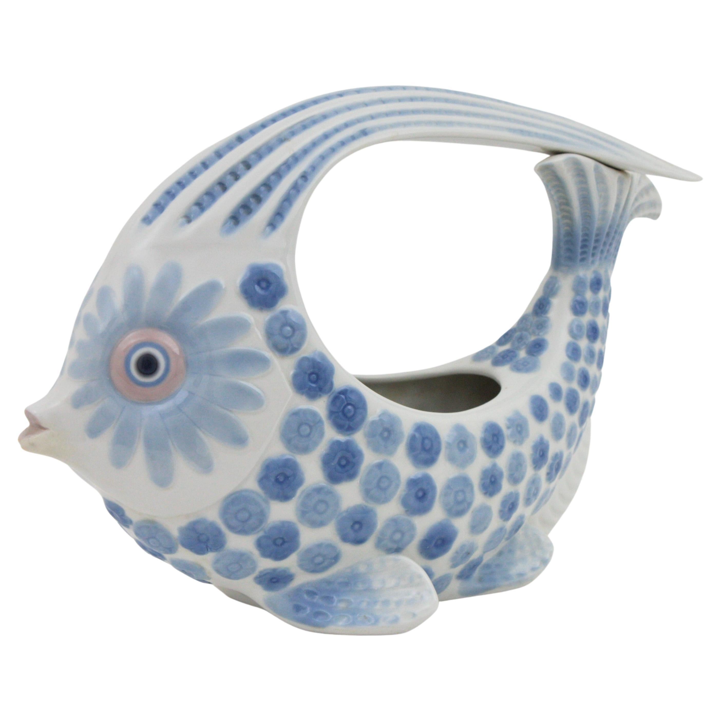 Un magnifique centre de table ou vase en porcelaine colorée représentant un poisson, conçu par Vicente Martinez et fabriqué par Lladró.
Il peut également être utilisé comme jardinière.
Le design et les tons bleus rendent ce centre de table très
