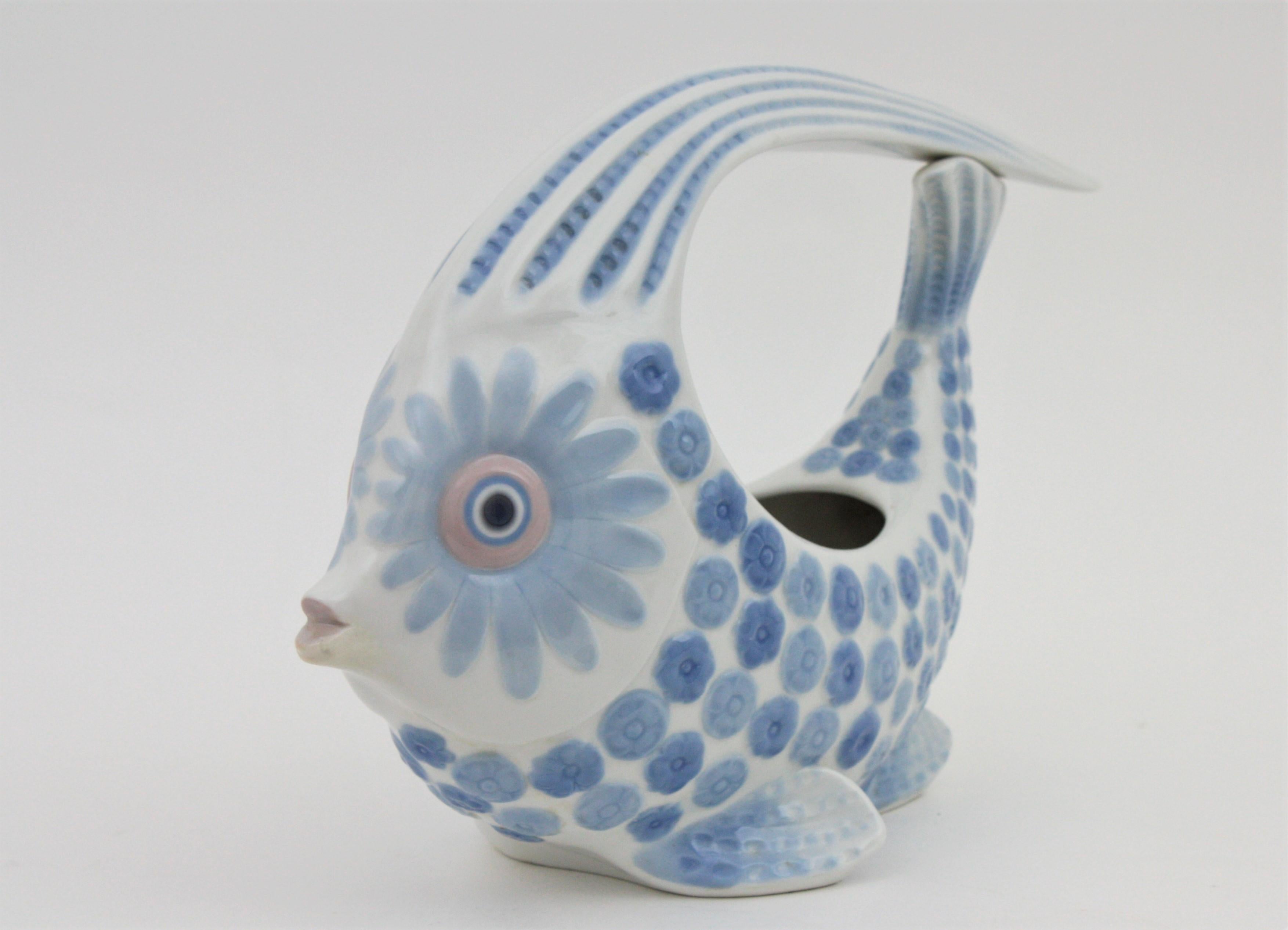 Espagnol Centre de table ou jardinière en porcelaine Lladro:: figure de poisson bleu blanc:: Espagne:: 1970 en vente
