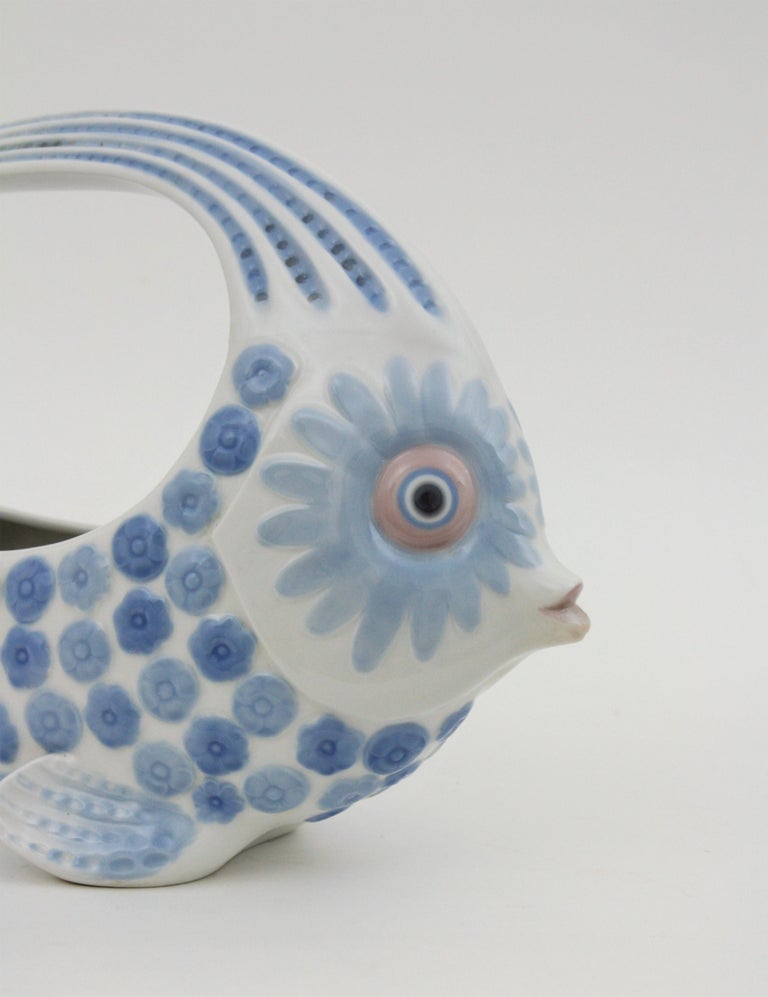 Lladro Porcelain Blue White Fish Figure Centerpiece or Planter, Spain, 1970s In Good Condition For Sale In Barcelona, ES