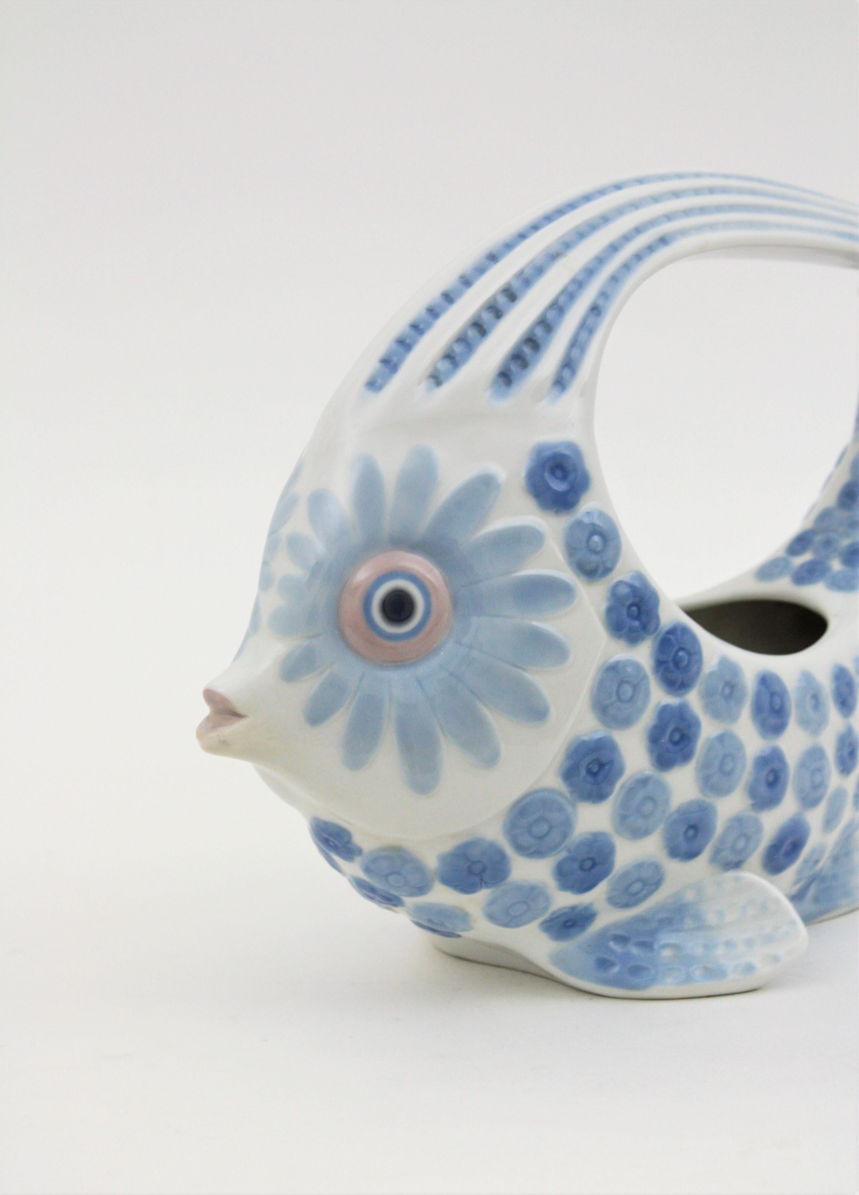 Fin du 20e siècle Centre de table ou jardinière en porcelaine Lladro:: figure de poisson bleu blanc:: Espagne:: 1970 en vente