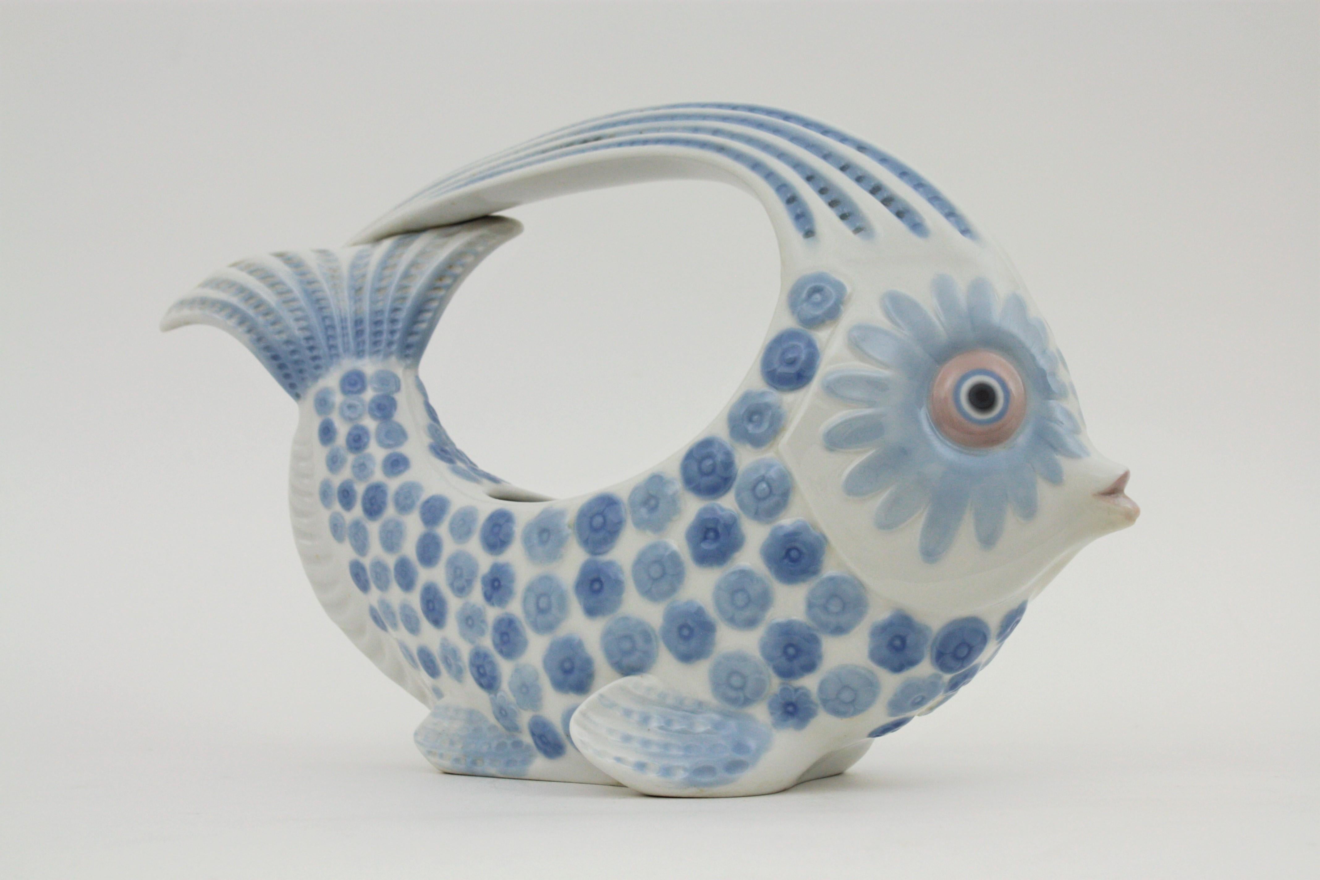Porcelaine Centre de table ou jardinière en porcelaine Lladro:: figure de poisson bleu blanc:: Espagne:: 1970 en vente