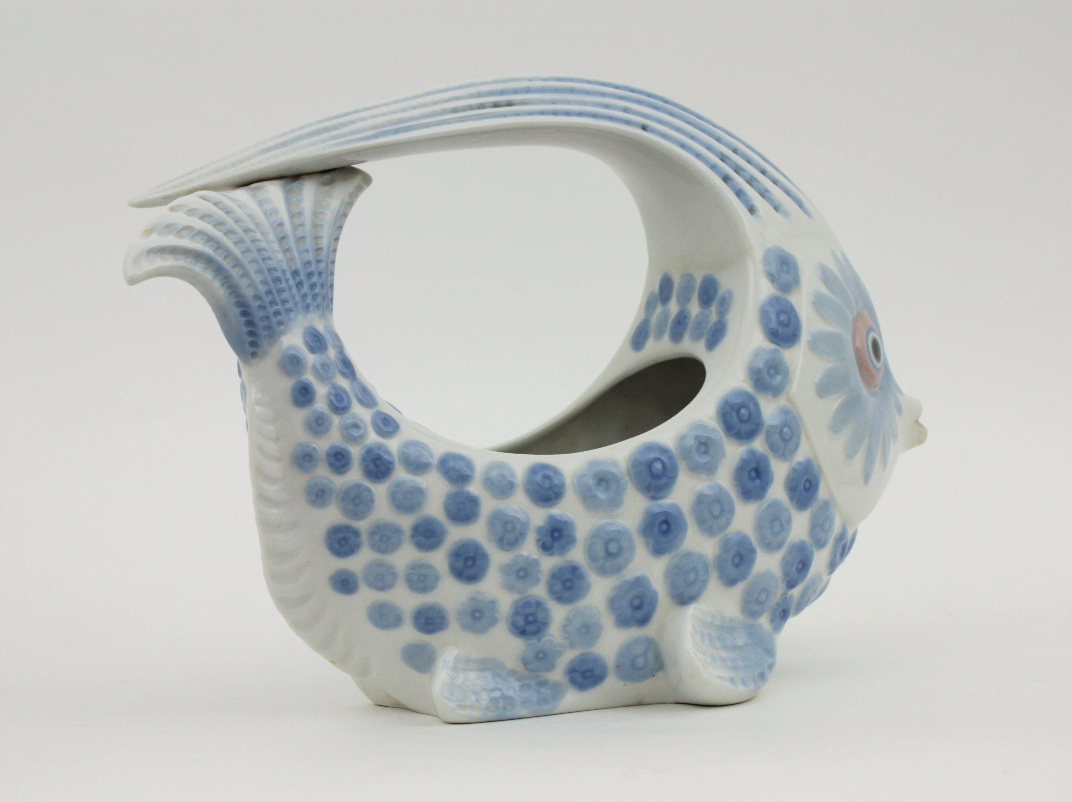Centre de table ou jardinière en porcelaine Lladro:: figure de poisson bleu blanc:: Espagne:: 1970 en vente 1