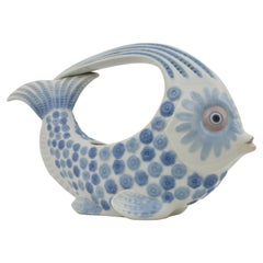 Centrotavola o fioriera in porcellana Lladro con figura di pesce bianco e blu, Spagna, anni '70