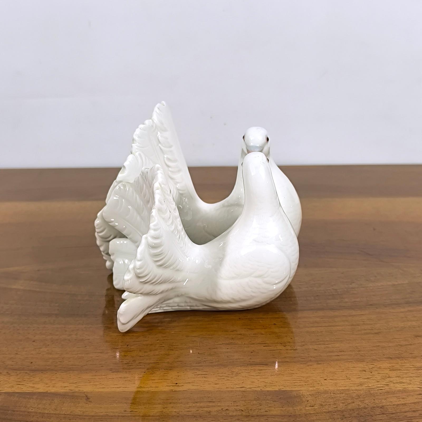 Lladro Porcelain 'Couple of Doves' Birds Sculpture by Antonio Ballester In Excellent Condition For Sale In Bochum, NRW