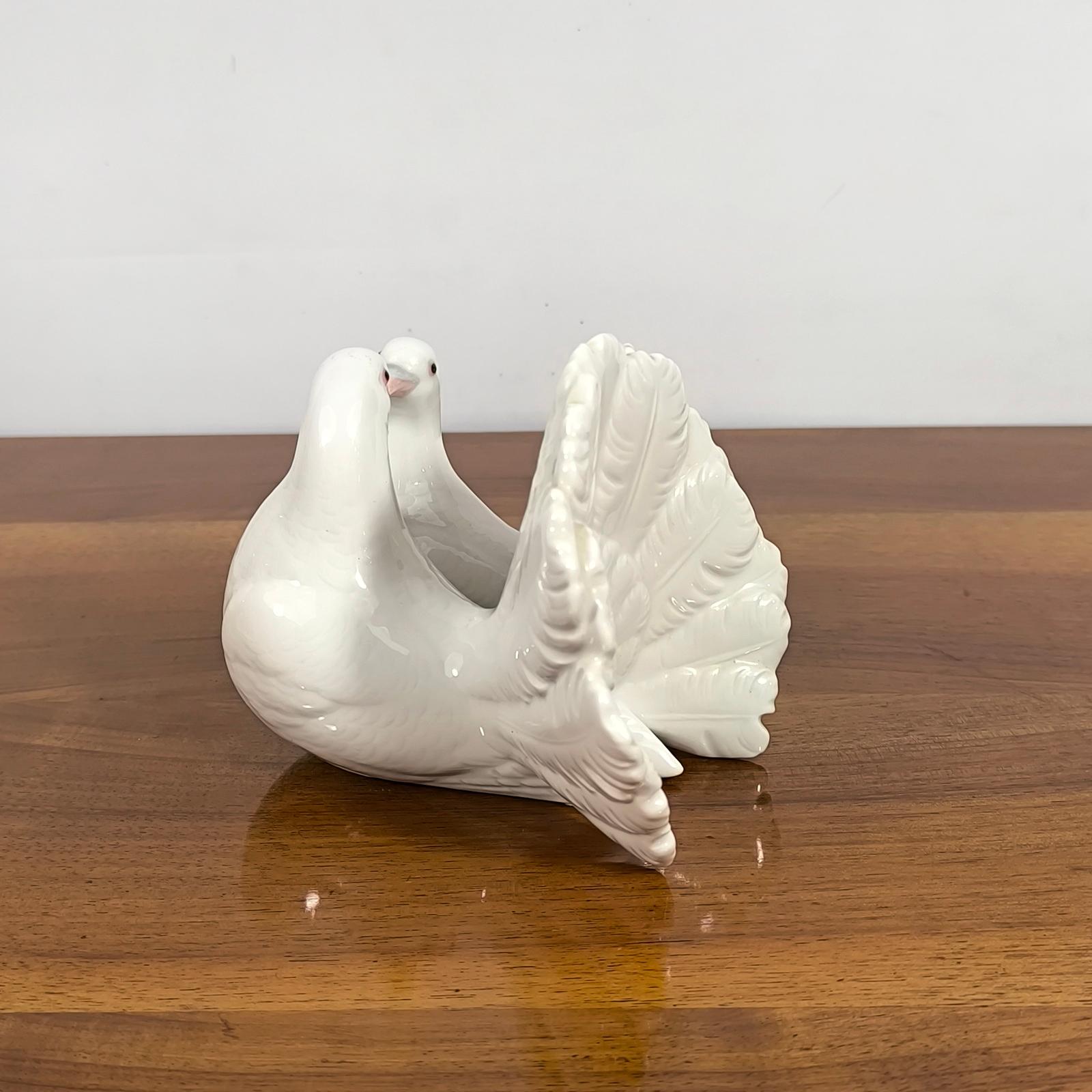 Lladro Porcelain 'Couple of Doves' Birds Sculpture by Antonio Ballester For Sale 1