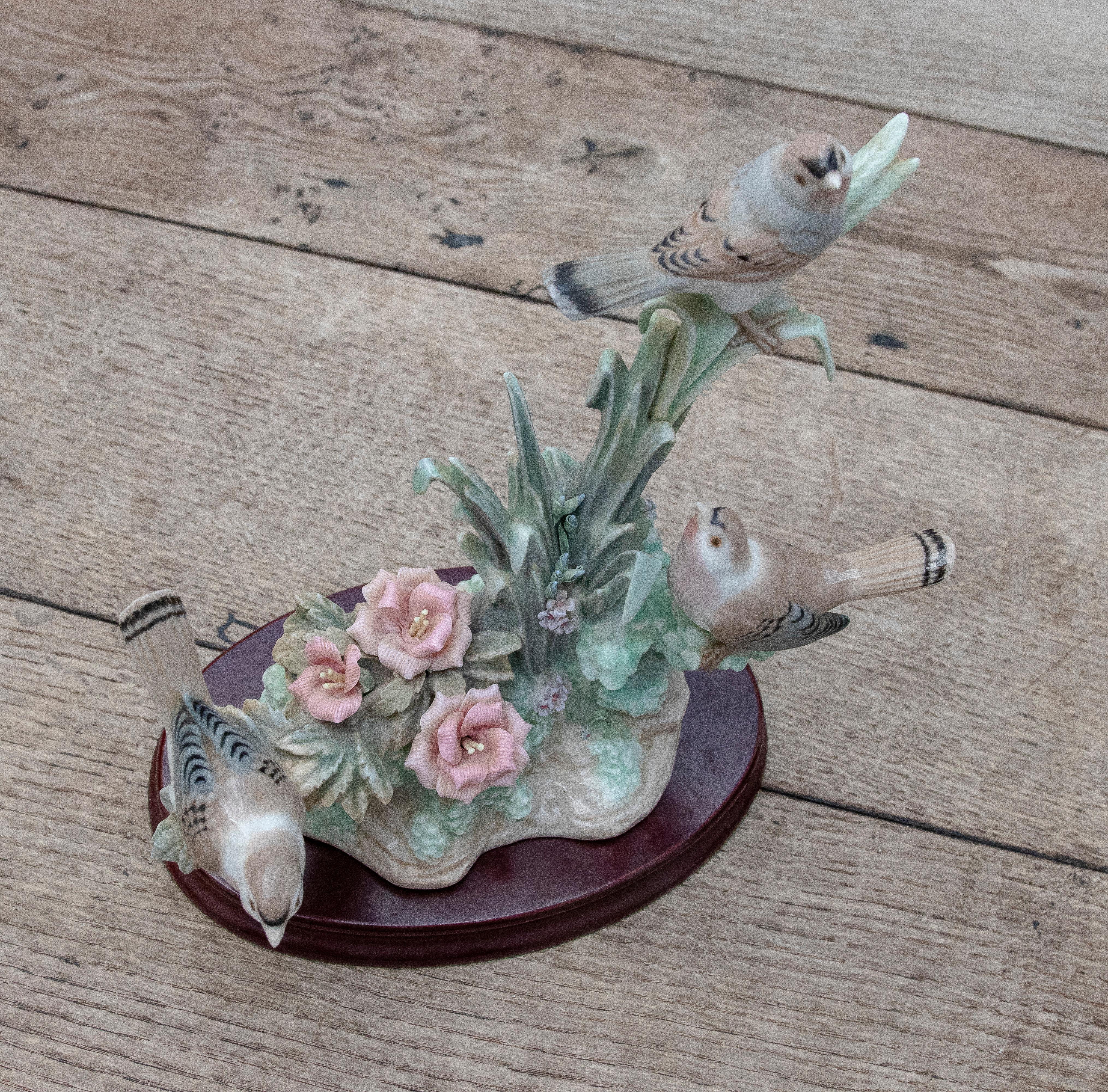 Lladró Porcelain Figurine of a Group of Birds Dated from 1978 For Sale 4
