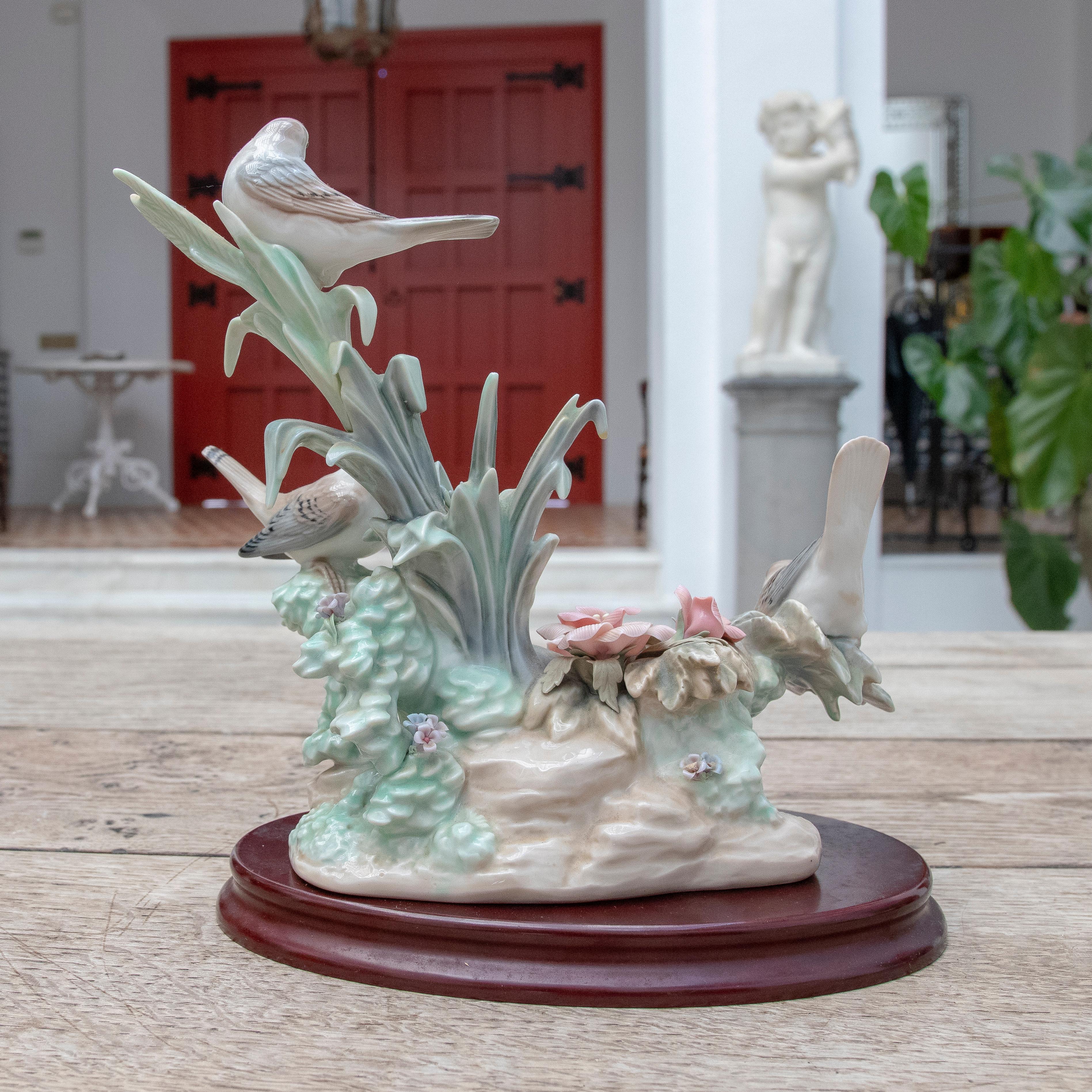 Figurine en porcelaine de Lladró représentant un groupe d'oiseaux datant de 1978 Bon état - En vente à Marbella, ES