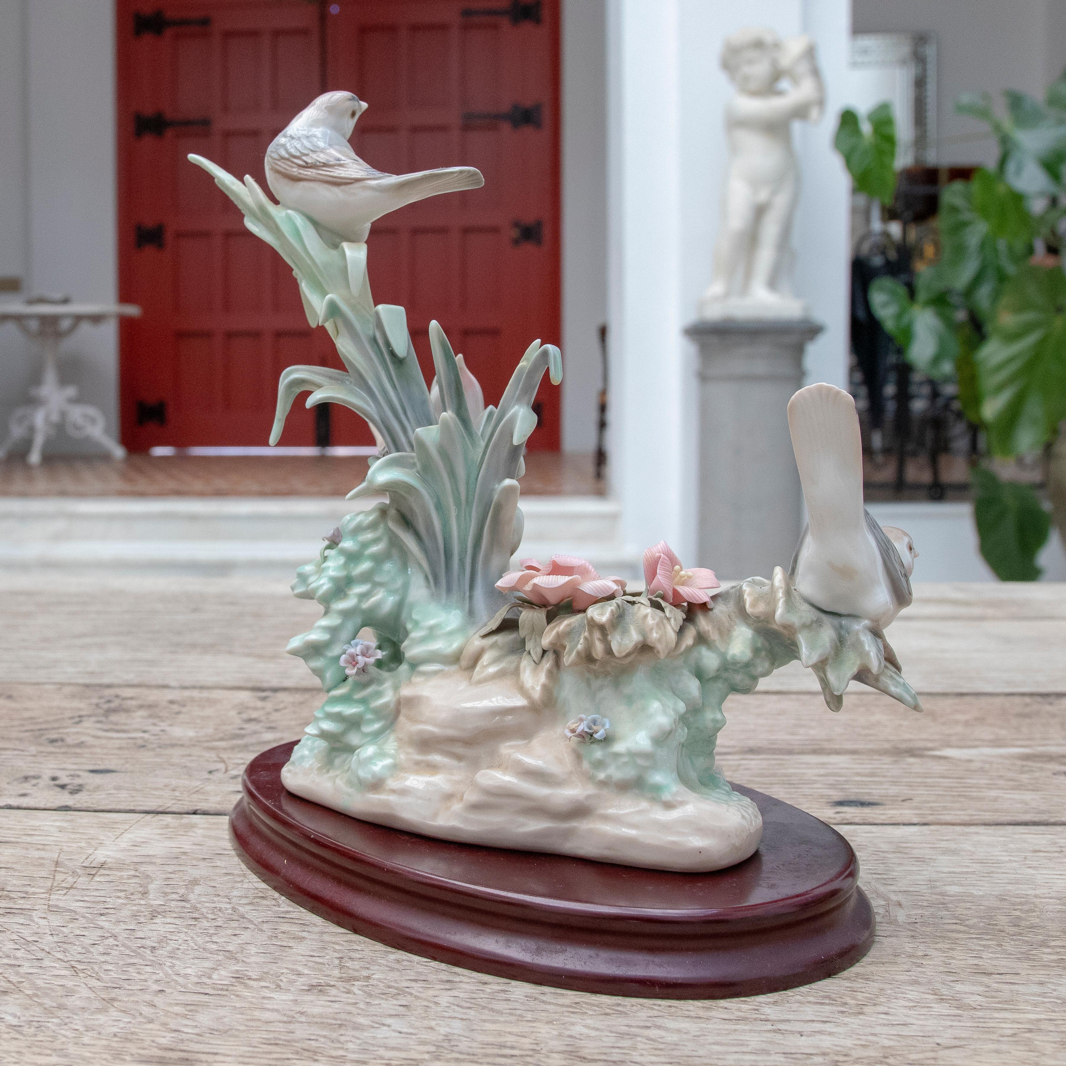 20ième siècle Figurine en porcelaine de Lladró représentant un groupe d'oiseaux datant de 1978 en vente
