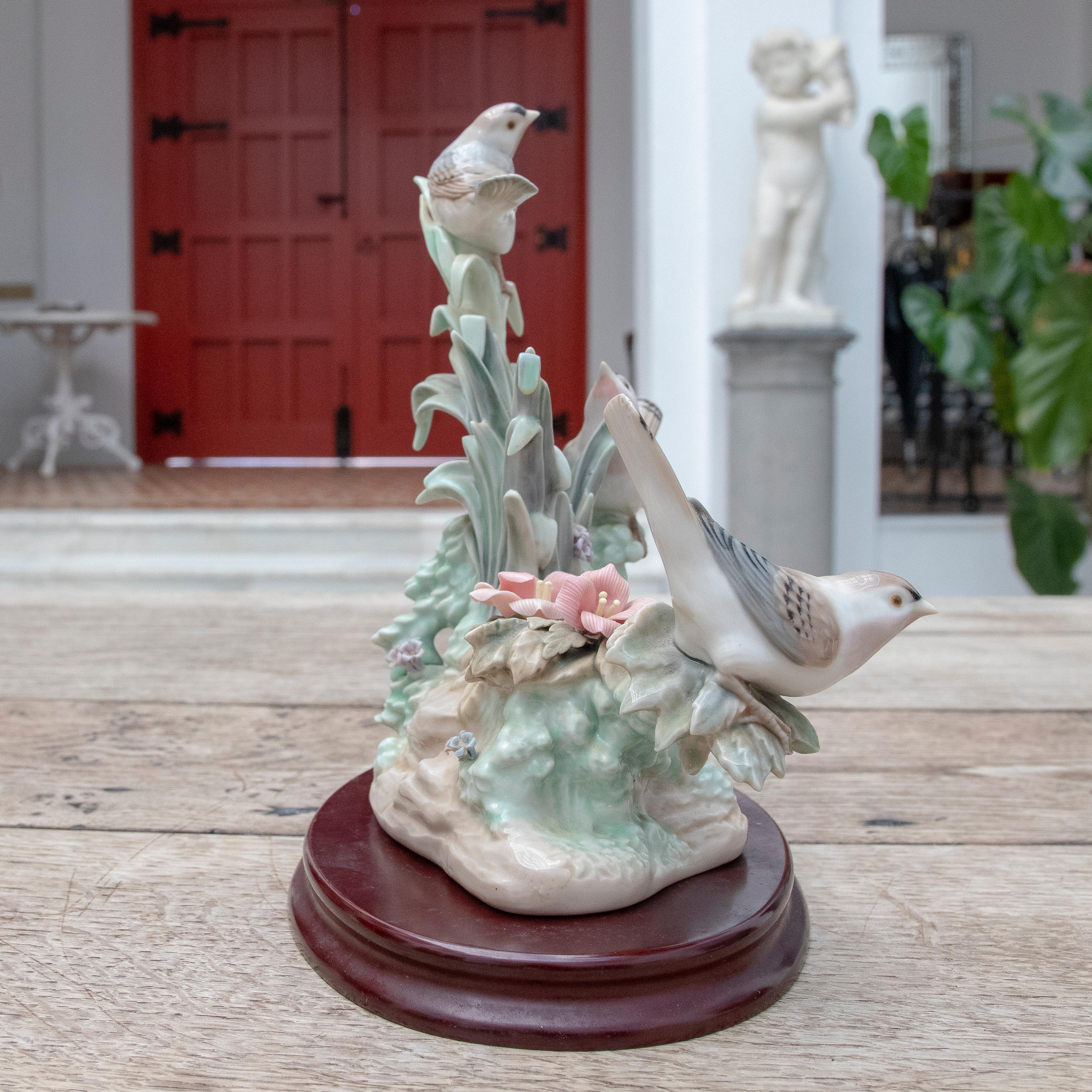 Spanish Lladró Porcelain Figurine of a Group of Birds Dated from 1978 For Sale