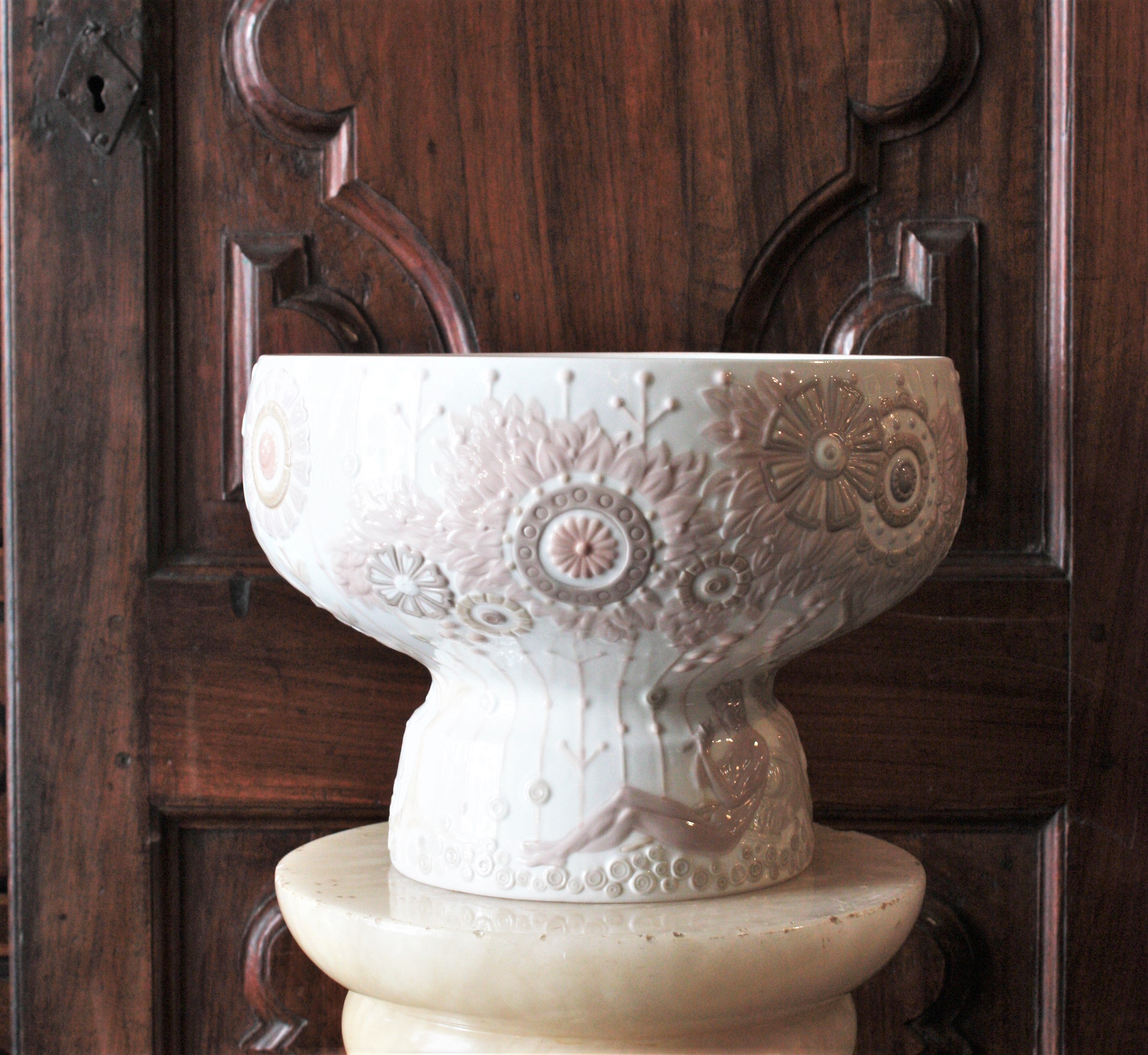 Große Lladró Porzellan Blumen Centerpiece Vase
Ein wunderschöner floraler Tafelaufsatz aus Porzellan, entworfen von Julio Fernández und hergestellt von Lladró. Spanien, 1970er Jahre.
Diese elegante glasierte Porzellanvase hat ein klares Design mit