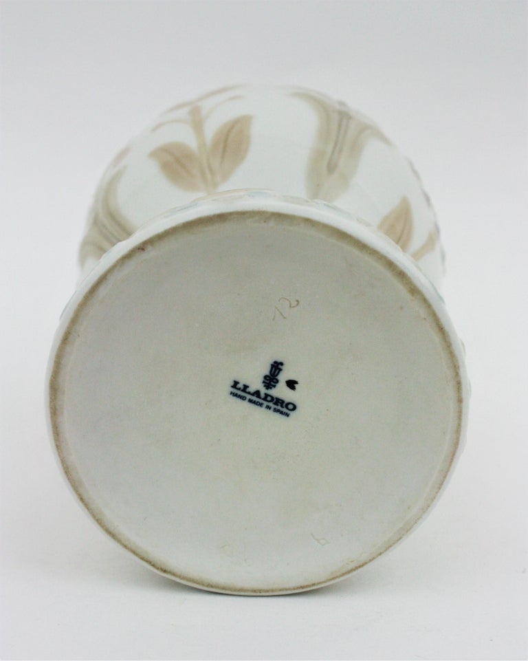 Lladro Porcelain Floral Vase, 1970s  For Sale 4