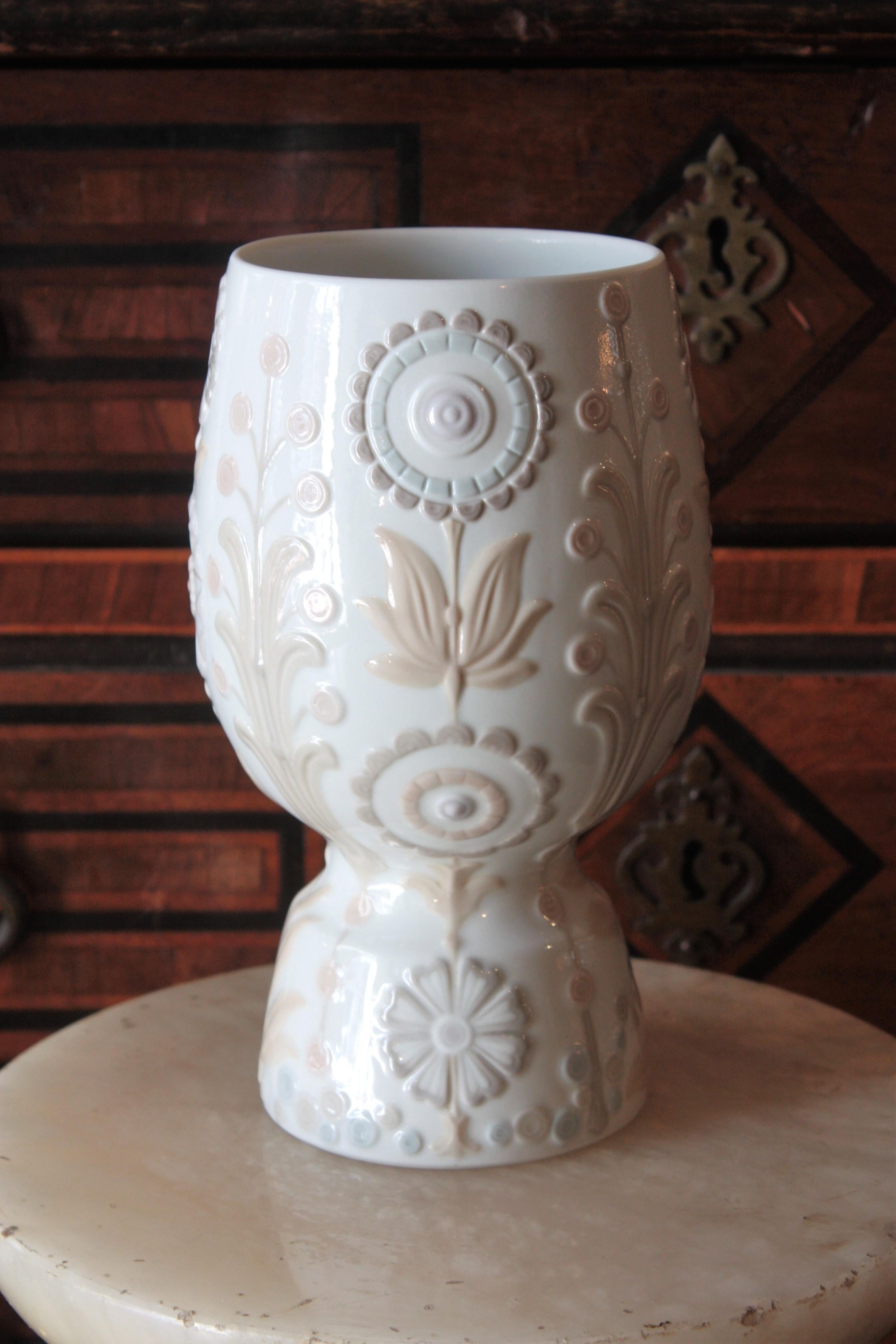 A beautiful porcelain floral vase designed by Julio Fernández and manufactured by Lladró. Spain, 1970s.
This elegant glazed porcelain vase has a clean design with floral and foliage decorations in pastel colors.
Mint condition.
It has the mark of