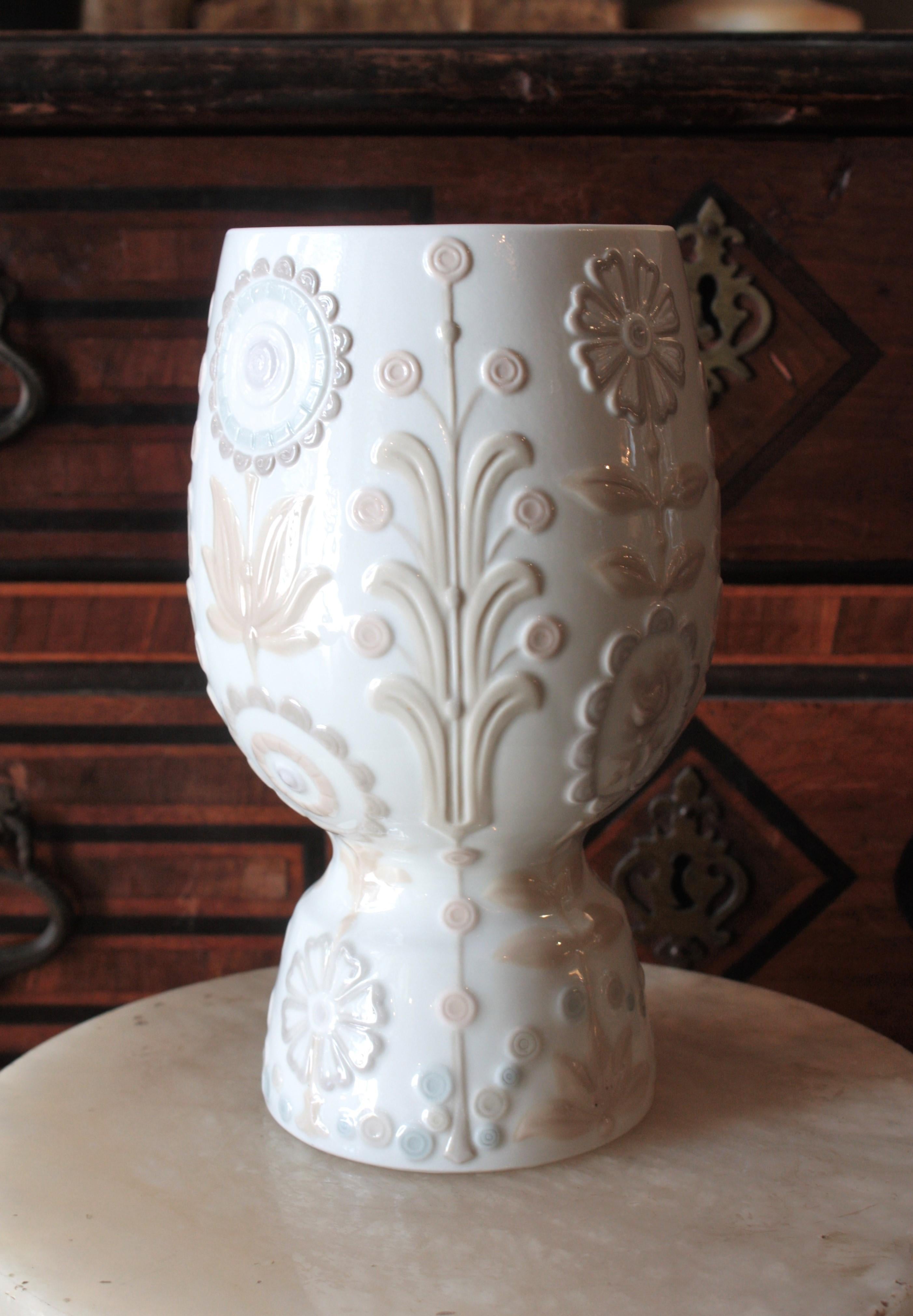 Mid-Century Modern Lladro Porcelain Floral Vase, 1970s For Sale