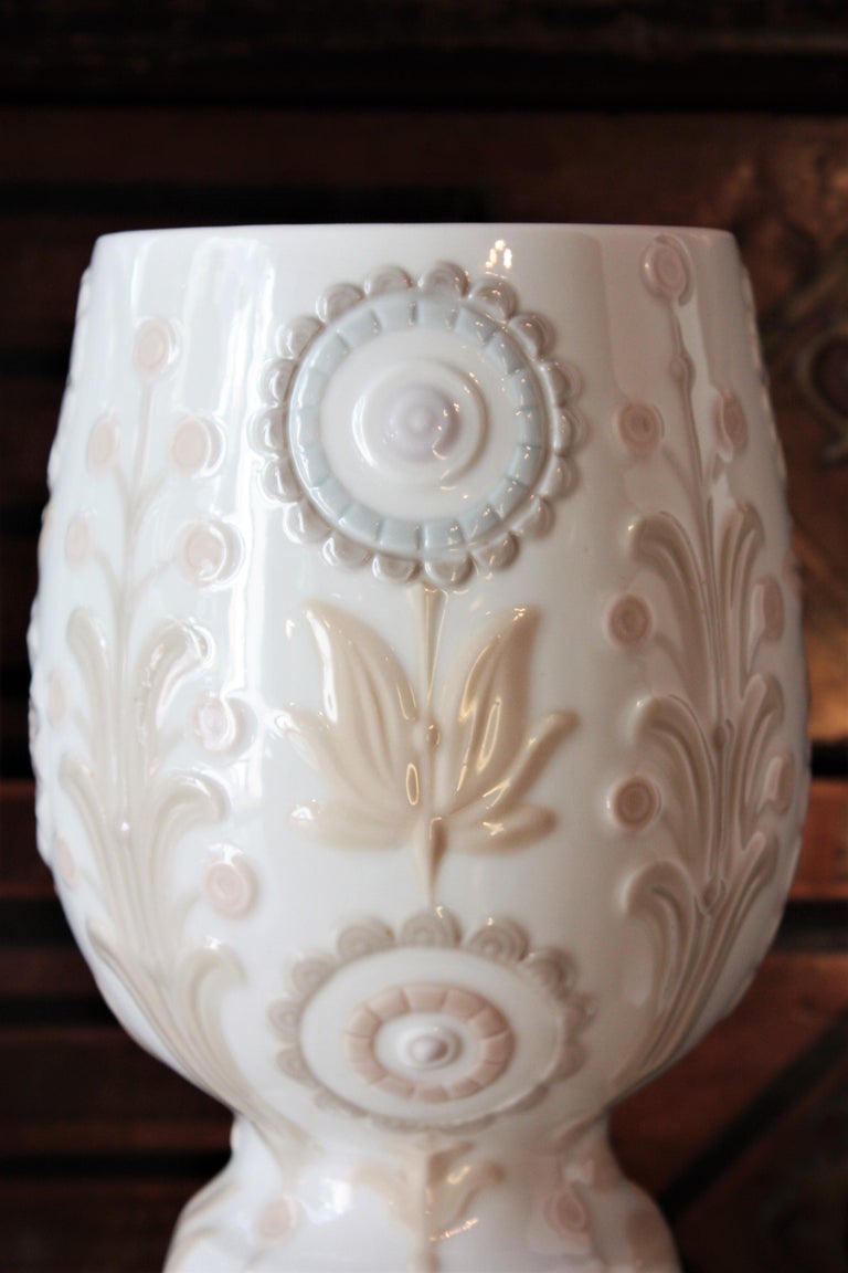 Lladro Porcelain Floral Vase, 1970s  In Good Condition For Sale In Barcelona, ES