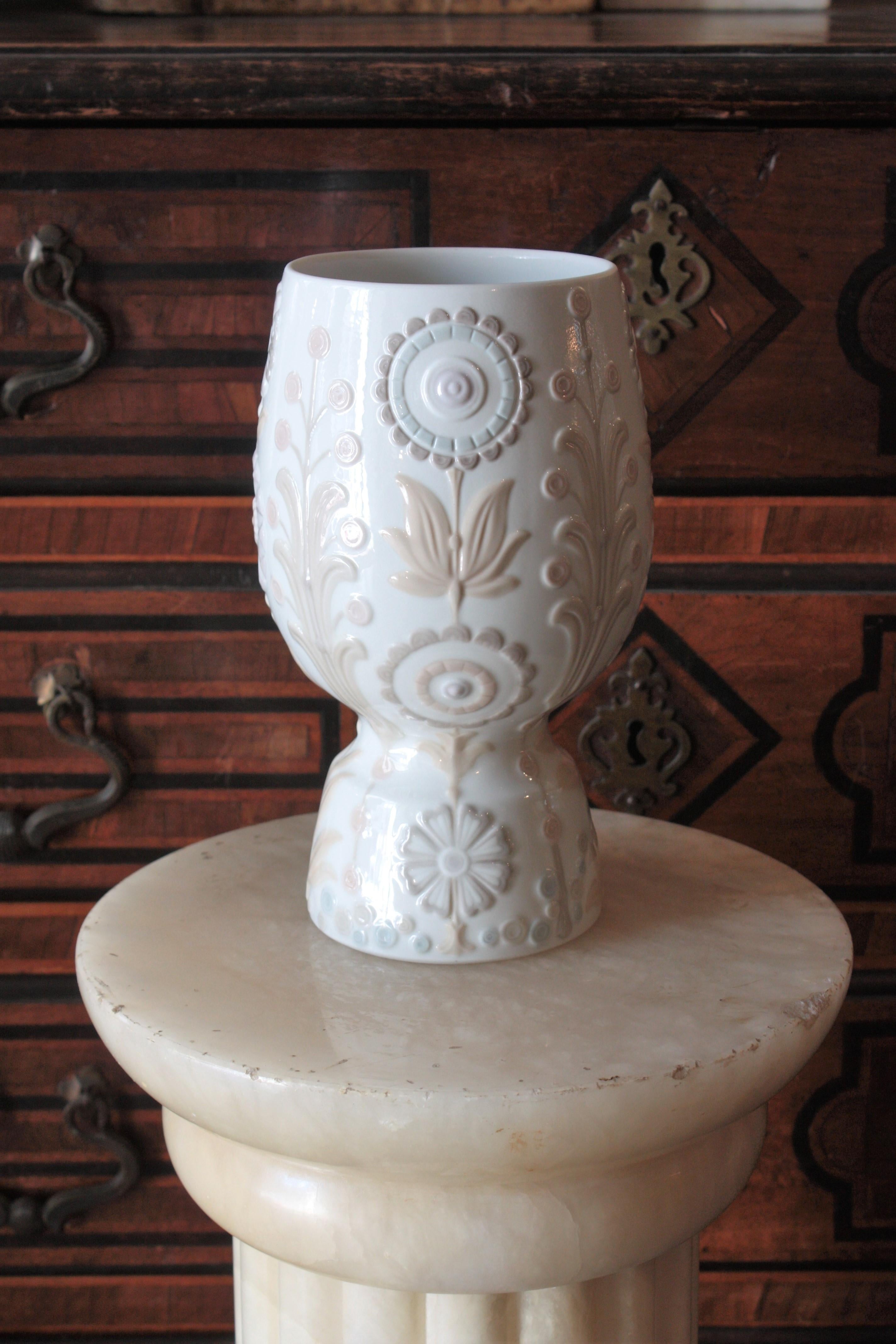 Lladro Porcelain Floral Vase, 1970s In Good Condition For Sale In Barcelona, ES
