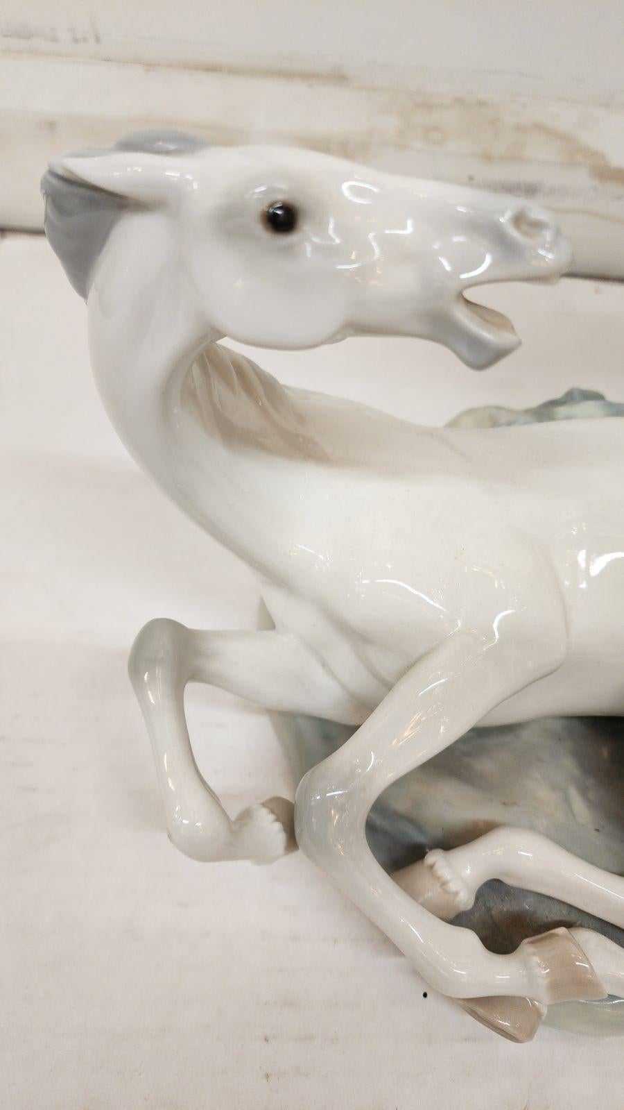 Lladro Porcelain Horse sculpture In Excellent Condition For Sale In Dallas, TX
