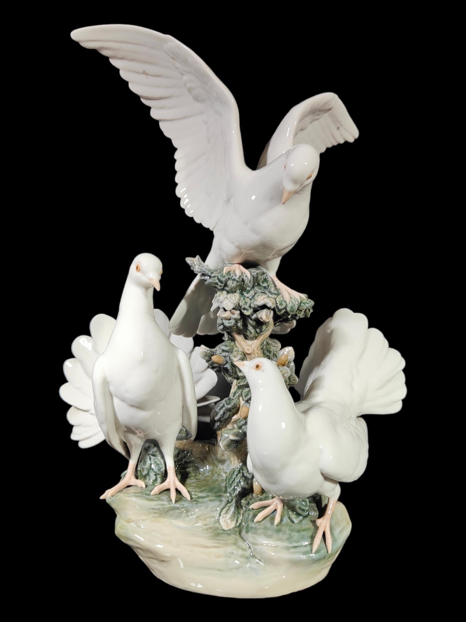 Lladro porcelain sculpture with doves.
Elegant lladro porcelain sculpture with doves made in the 1970s. Discontinued. Perfect condition. Measures: 55x40x30 cm
The Lladró factory is known for being the most prestigious firm of porcelain pieces in