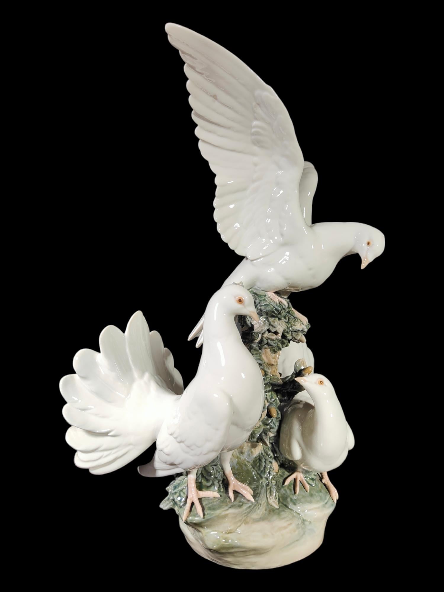 Lladro Porcelain Sculpture with Doves In Excellent Condition For Sale In Madrid, ES