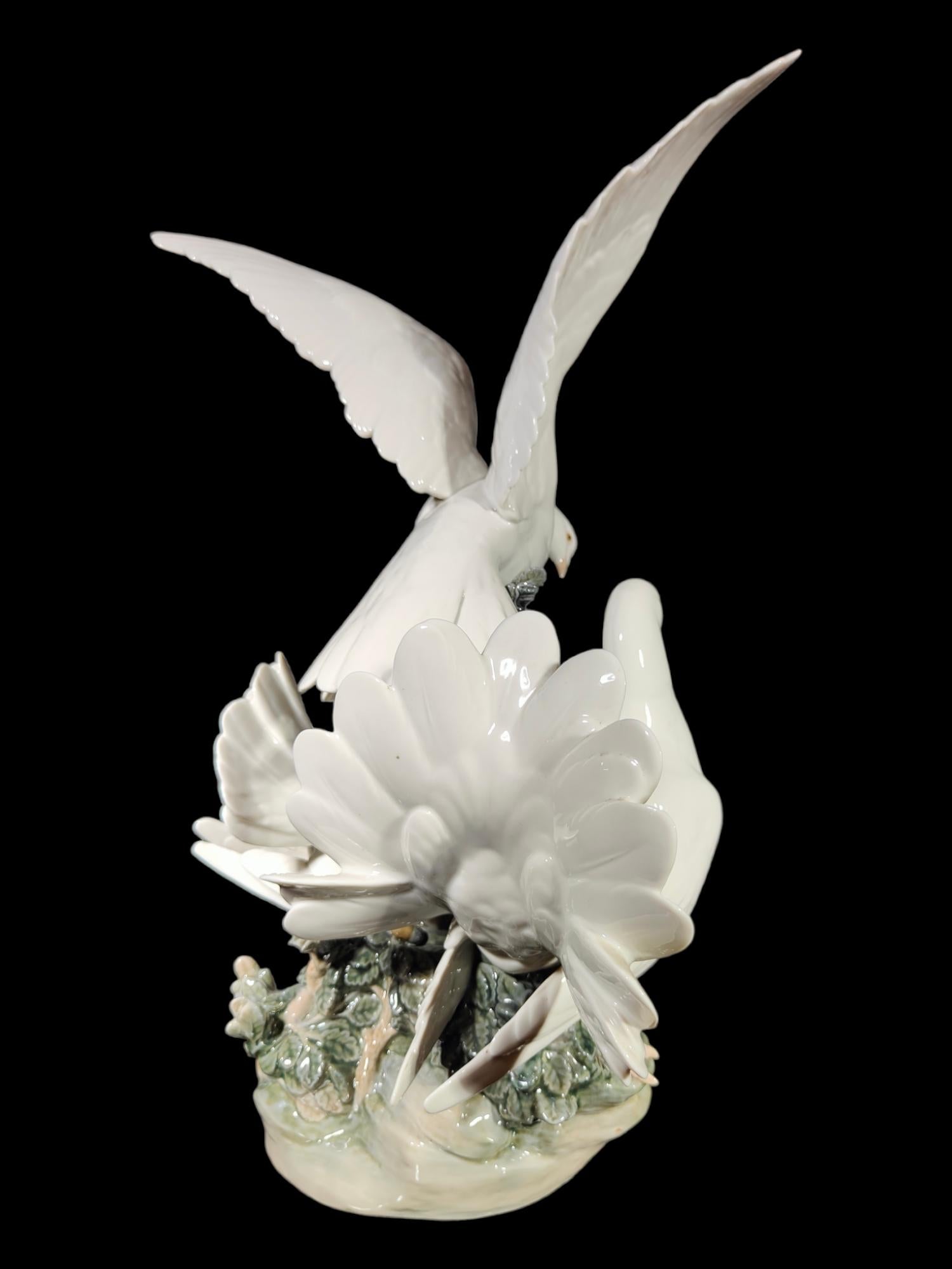 Late 20th Century Lladro Porcelain Sculpture with Doves For Sale