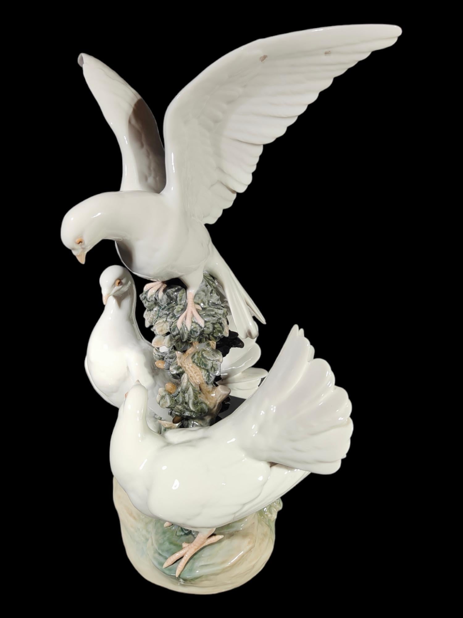 Lladro Porcelain Sculpture with Doves For Sale 2
