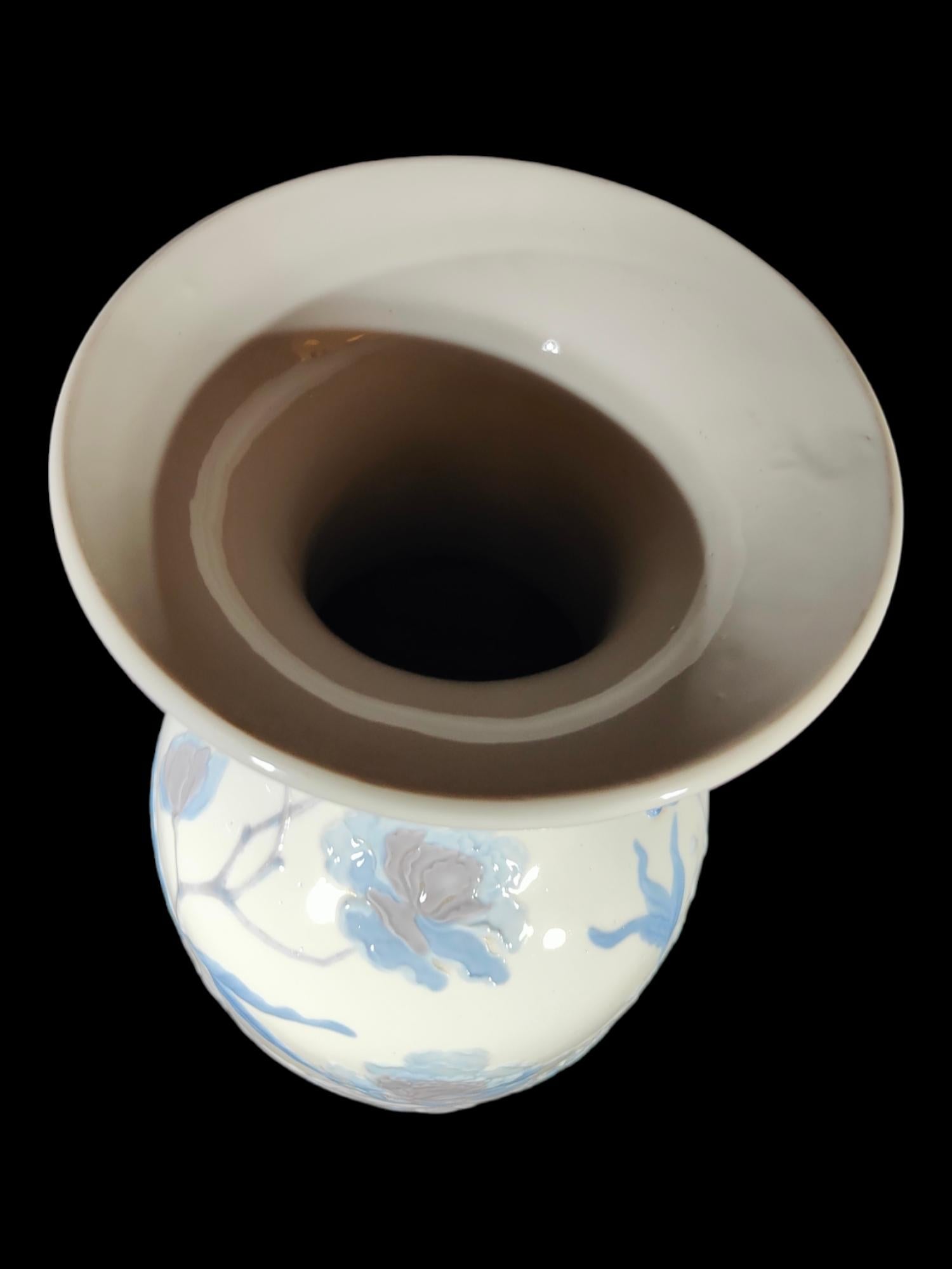 Lladro Porcelain Vase For Sale 5