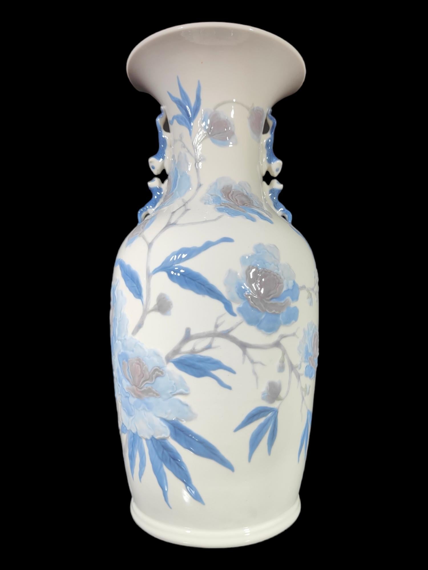 Lladro porcelain vase
Elegant lladro porcelain vase with butterflies in an Asian taste. Made by the sculptor: Julio Ruiz. Perfect condition. Height 48 cm
The Lladró factory is known for being the most prestigious firm of porcelain pieces in Spain.
