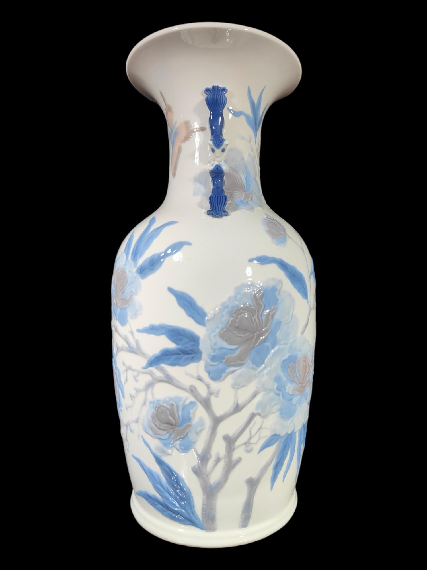 Lladro Porcelain Vase In Excellent Condition For Sale In Madrid, ES