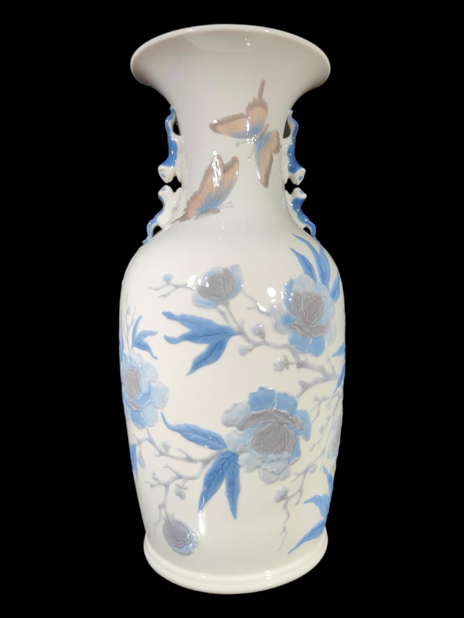 Late 20th Century Lladro Porcelain Vase For Sale