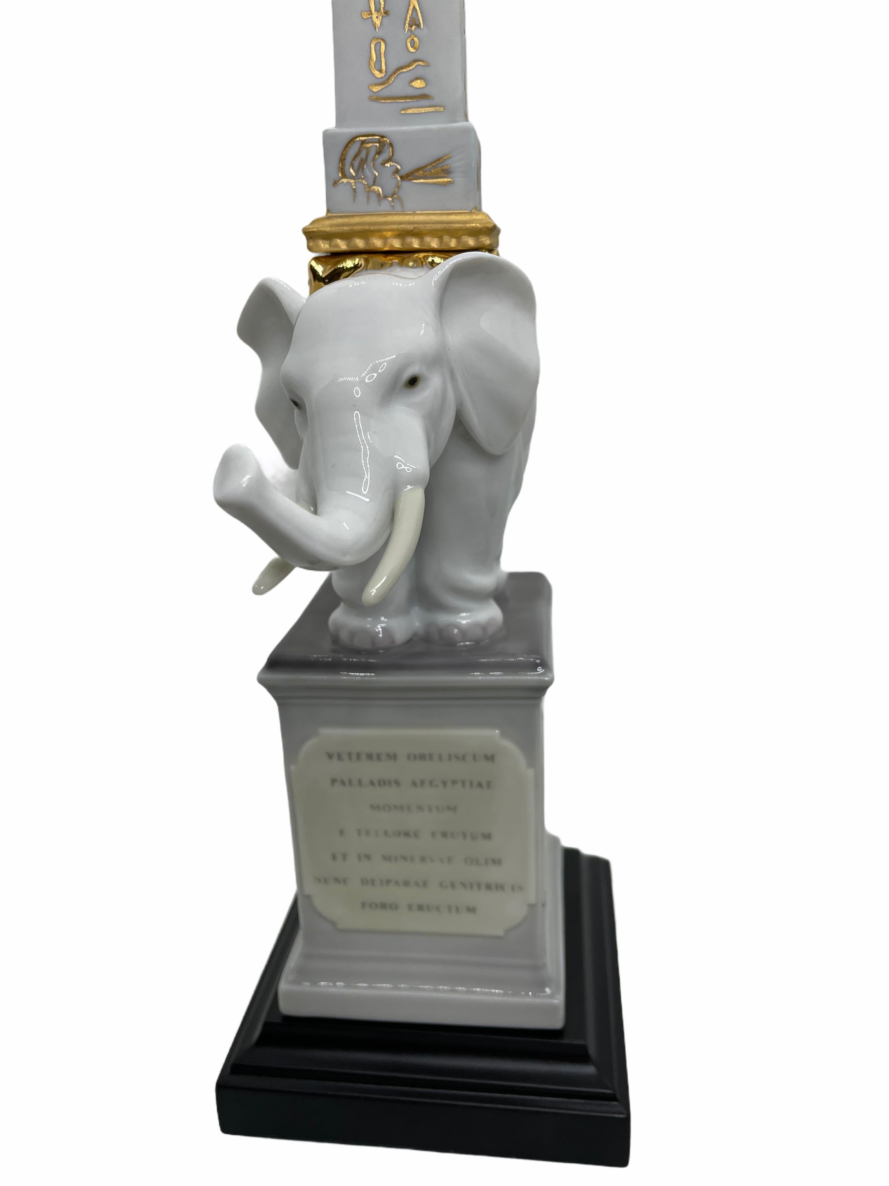 Moderne Figurine d'éléphant blanc d'obélisque en porcelaine de Lladro Pulcino avec base en bois, Espagne en vente