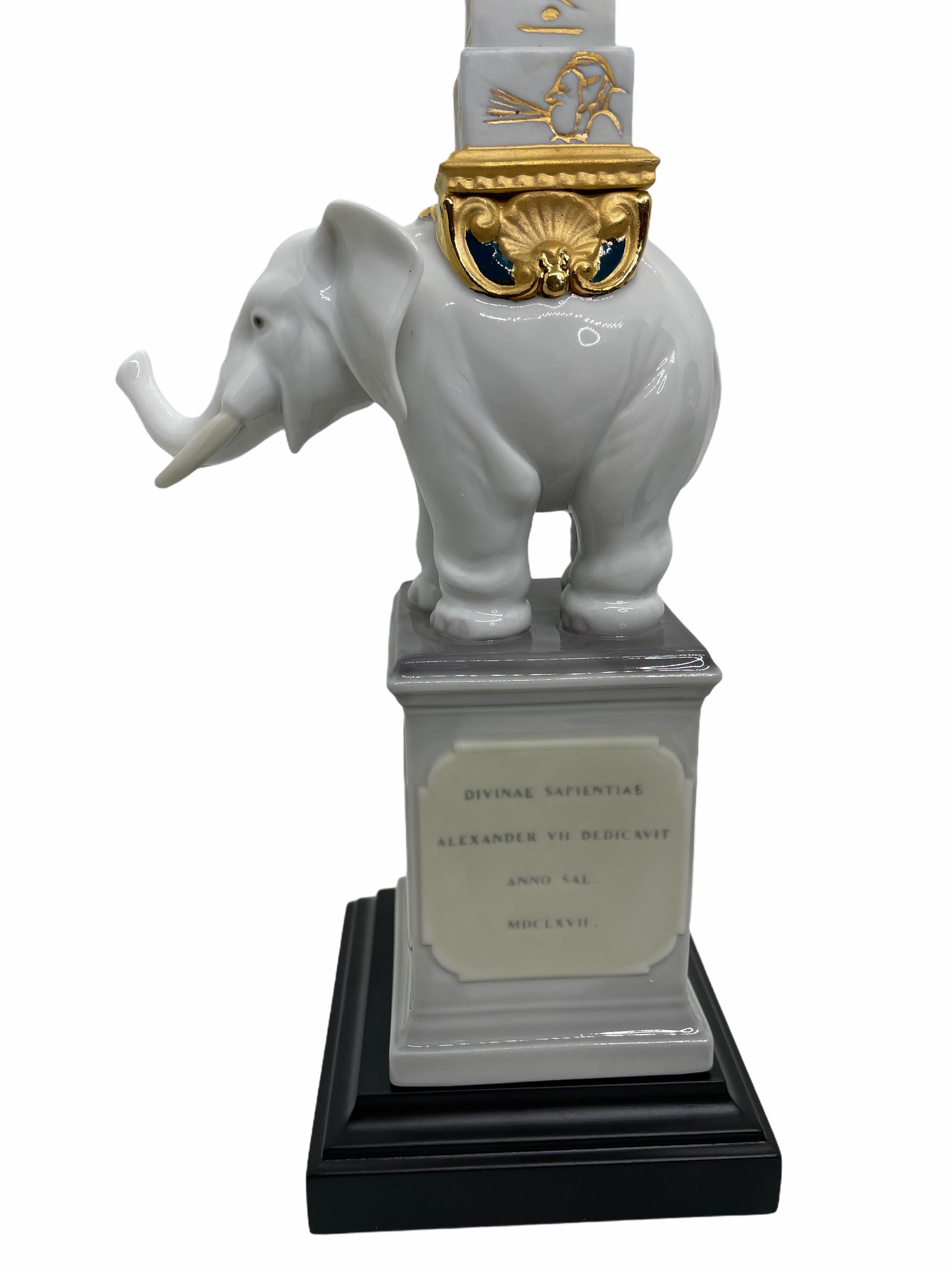 Espagnol Figurine d'éléphant blanc d'obélisque en porcelaine de Lladro Pulcino avec base en bois, Espagne en vente