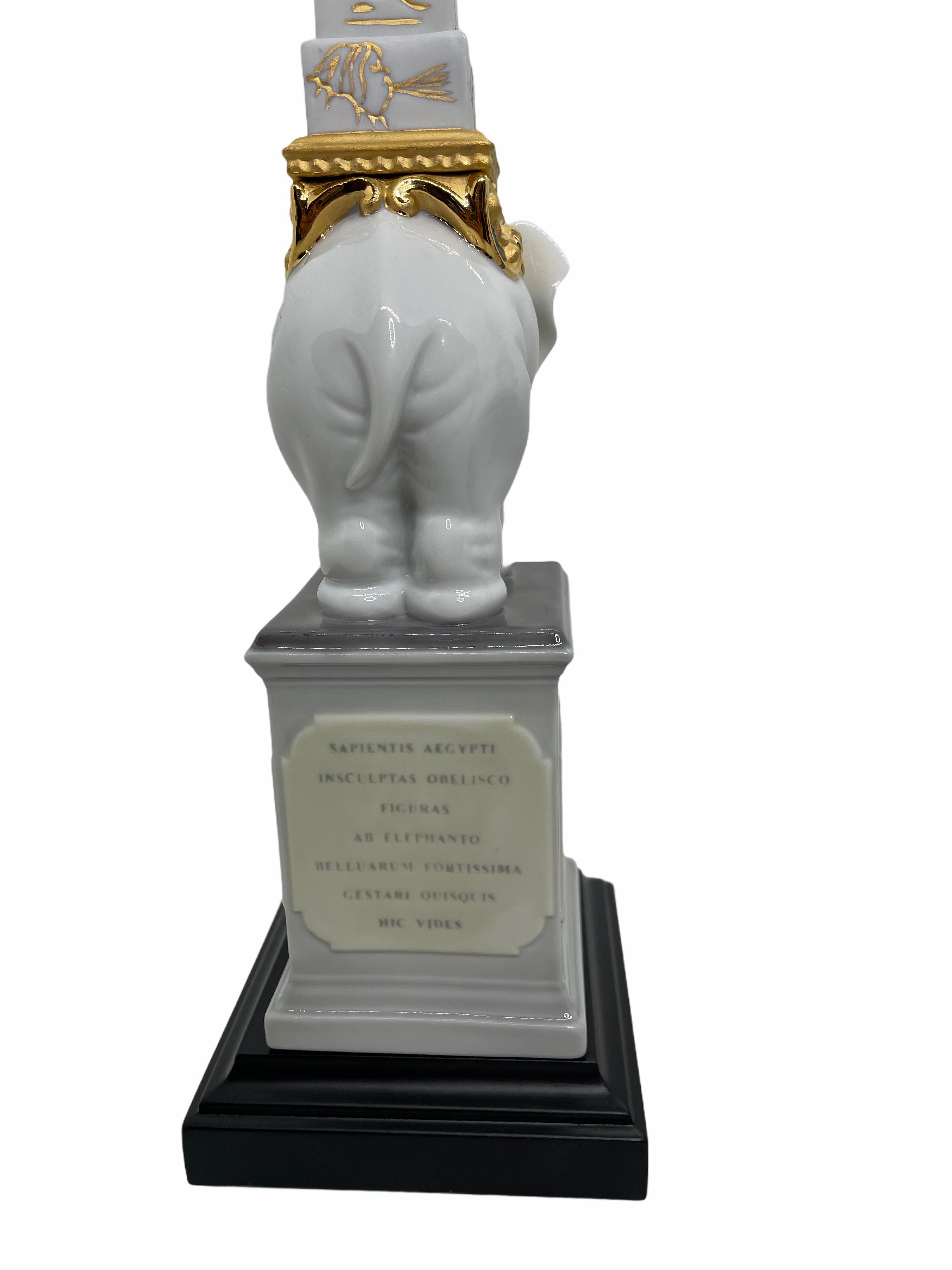 Fait main Figurine d'éléphant blanc d'obélisque en porcelaine de Lladro Pulcino avec base en bois, Espagne en vente